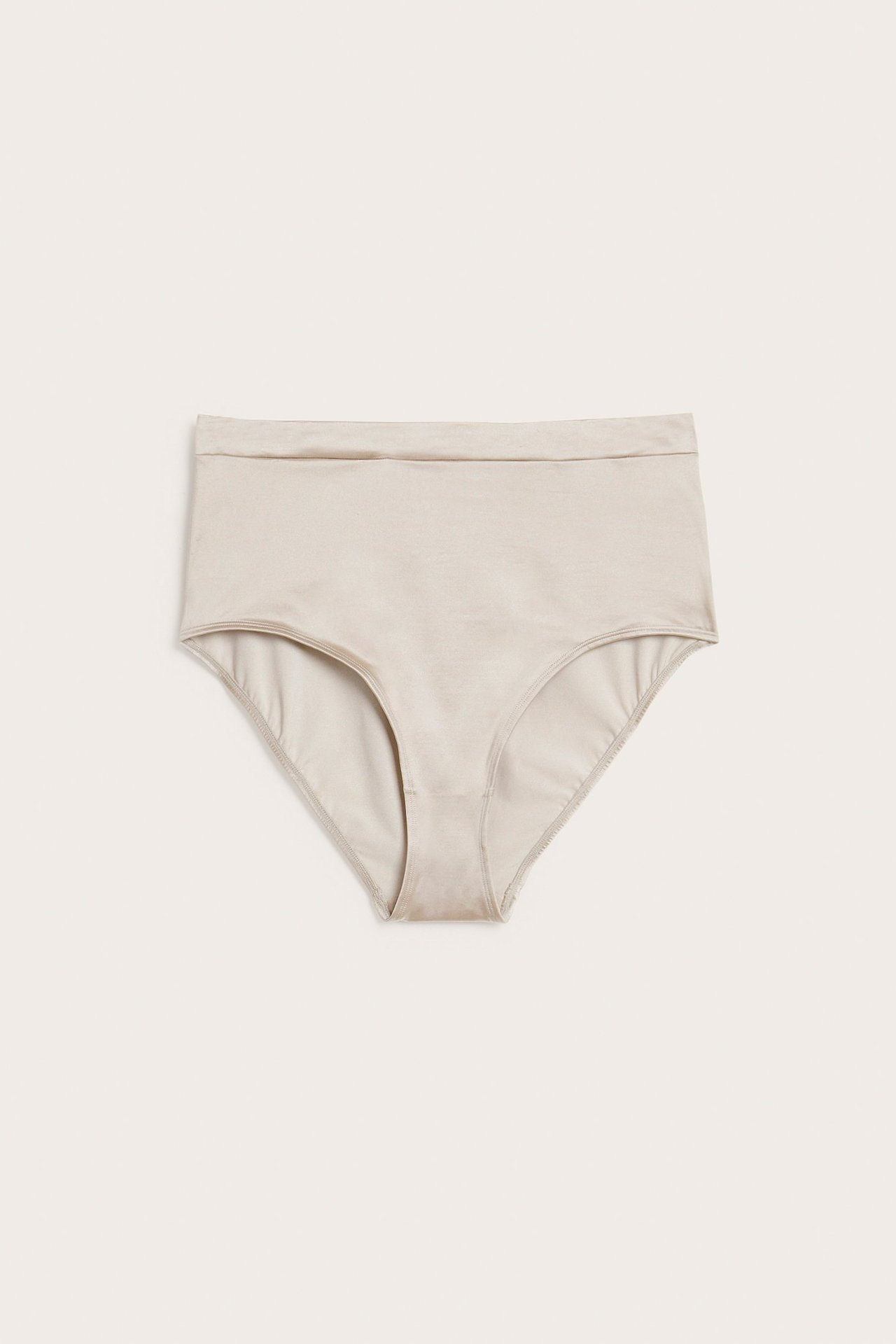 Frontvisning av lys beige høy truse med glatt, skinnende overflate og bred elastisk linning.
