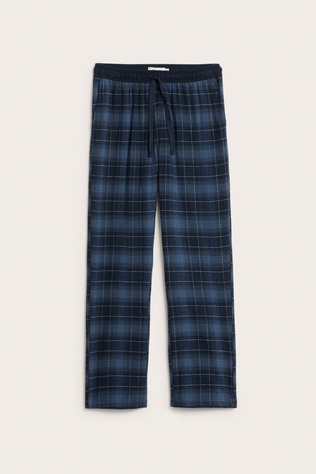 Widok z przodu niebieskich, kraciastych flanelowych spodni piżamowych z elastycznym pasem i sznurkiem.