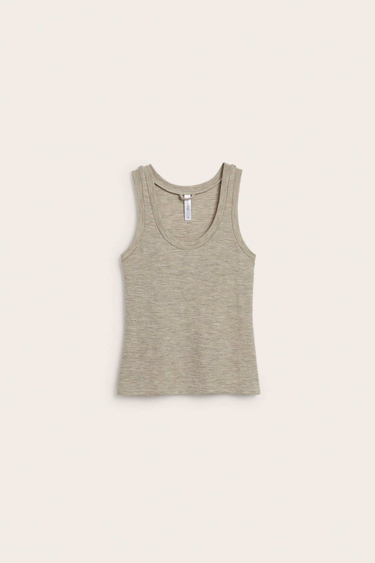 Frontvisning av en beige melert tanktopp i merinoull med rund hals.