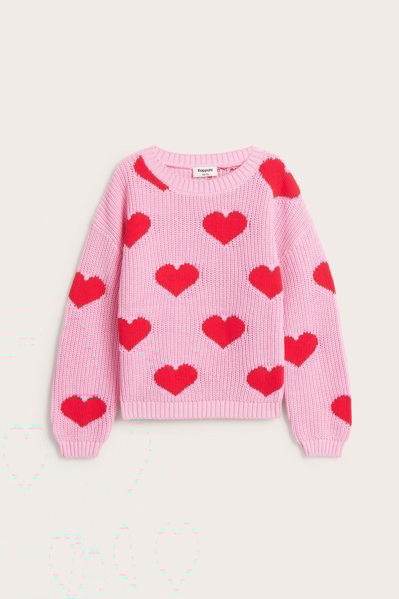 Widok z przodu: dziecięcy jasnoróżowy bawełniany sweter z dzianiny z czerwonymi sercami żakardowymi.