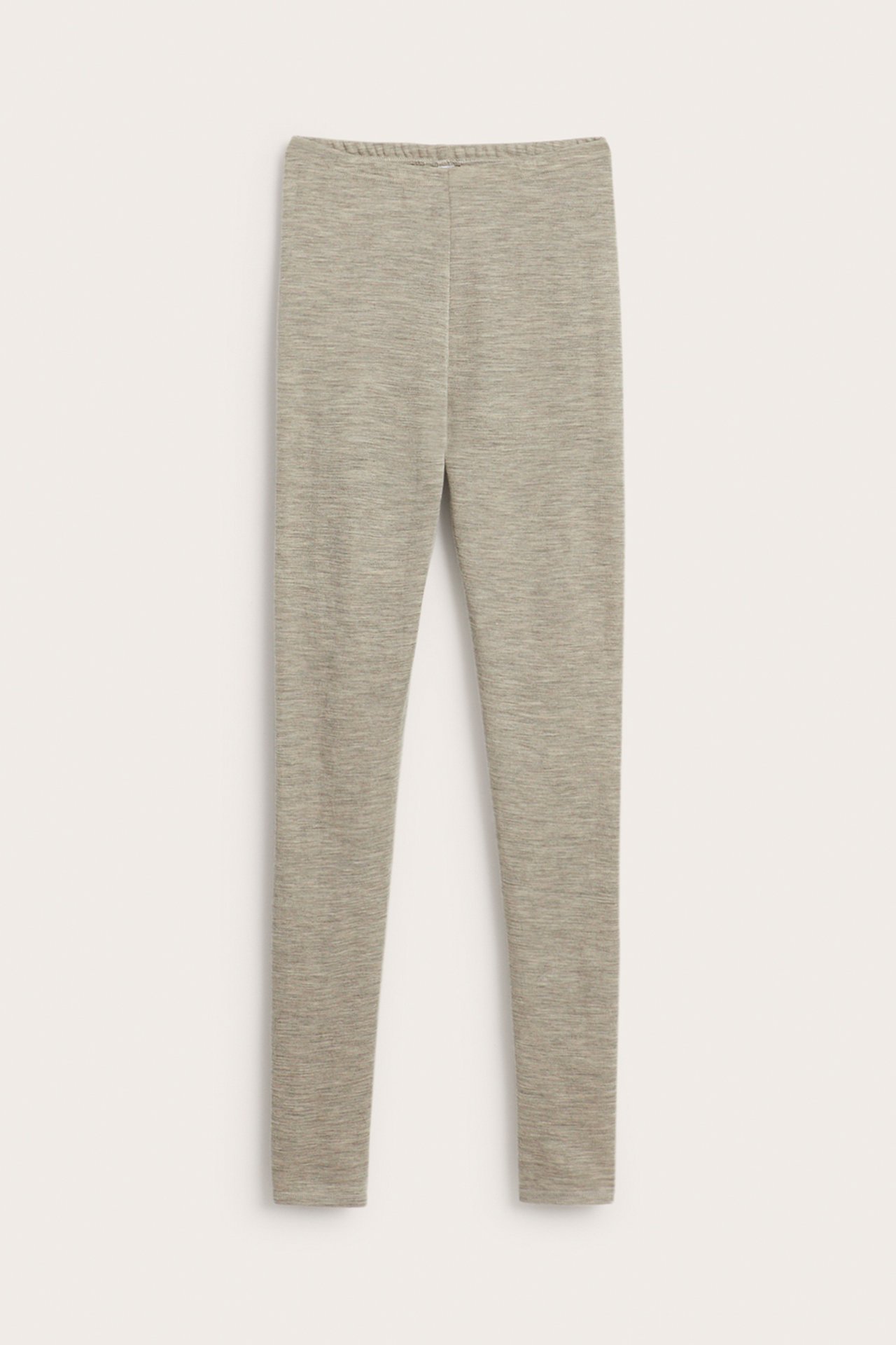Edestä, kokopitkät beigenmelatut neuleleggingsit.