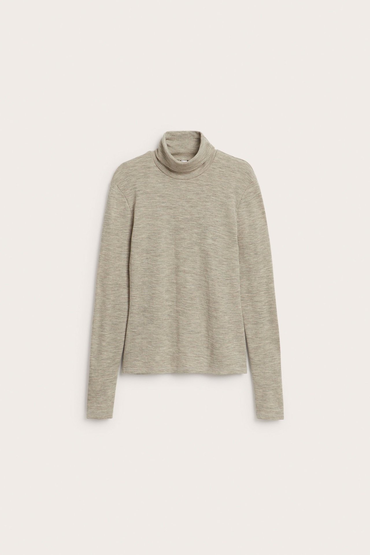 Frontvisning av en beige melert merinoull-genser med høy hals og lange ermer.