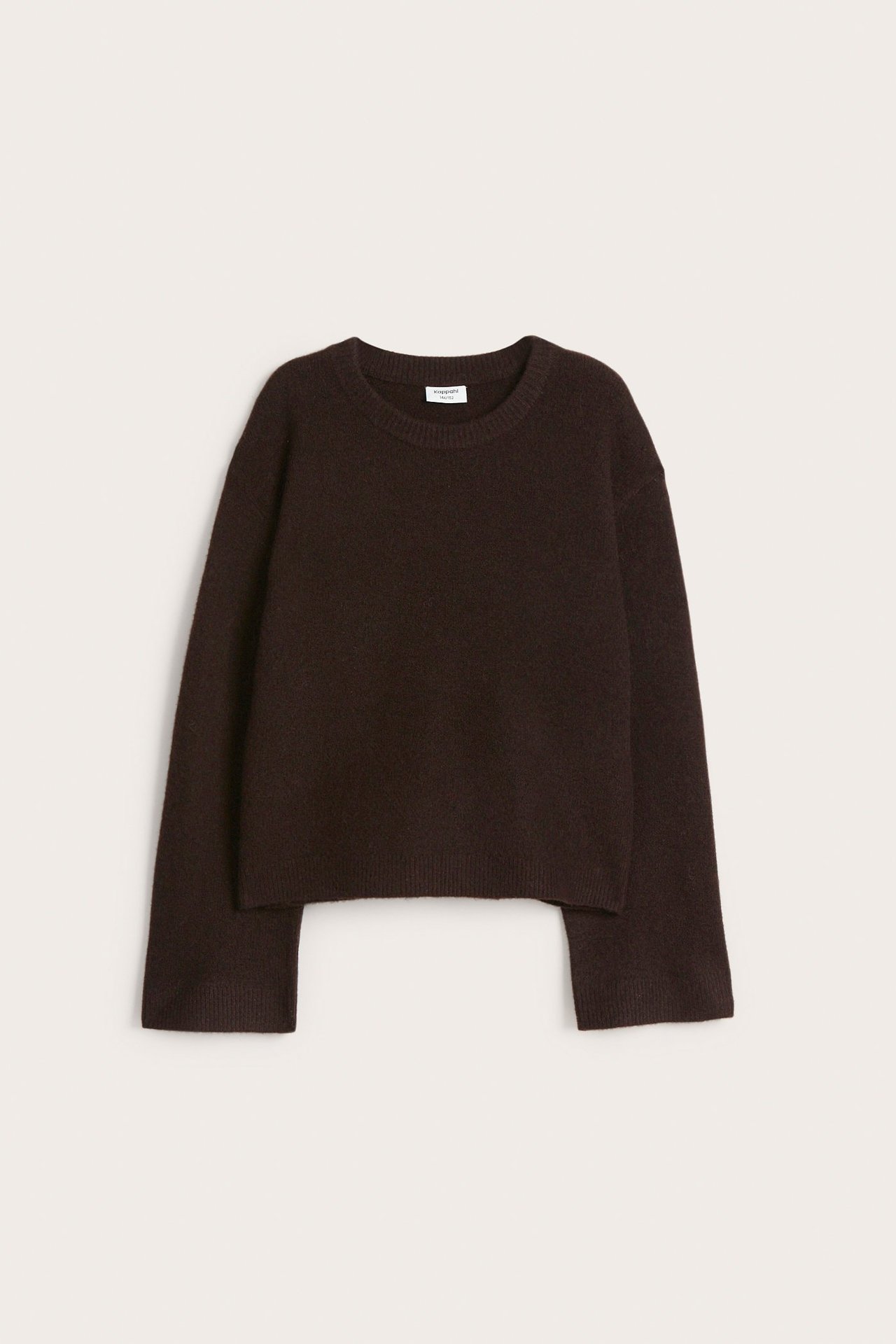 Framifrån: en brun stickad barntröja med lång ärm, rund hals och avslappnad passform.