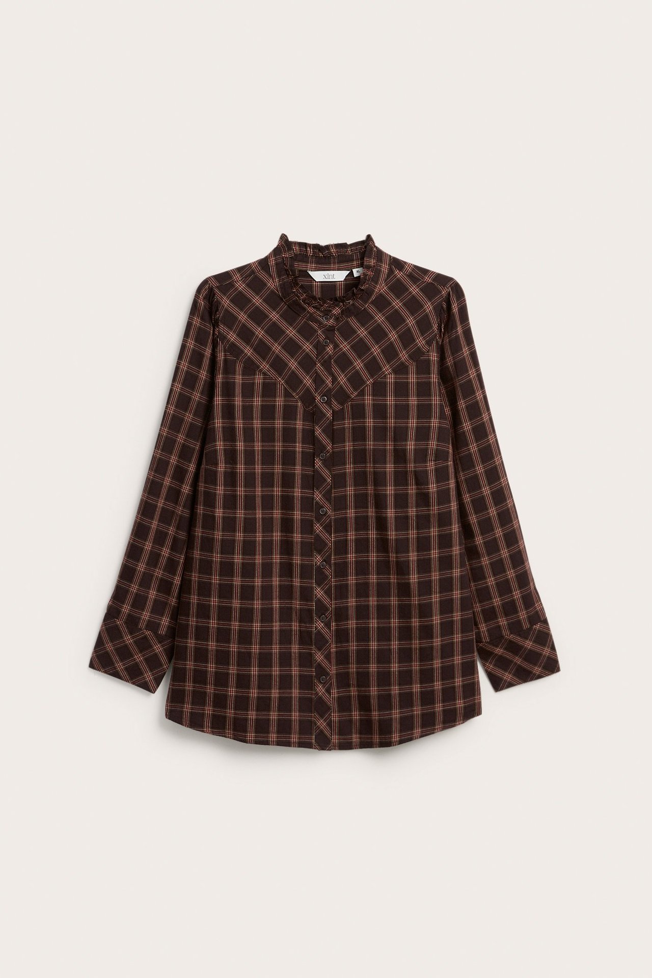 Widok z przodu: bordowa bluzka w kratę z falbankowym kołnierzem i zapięciem na guziki.