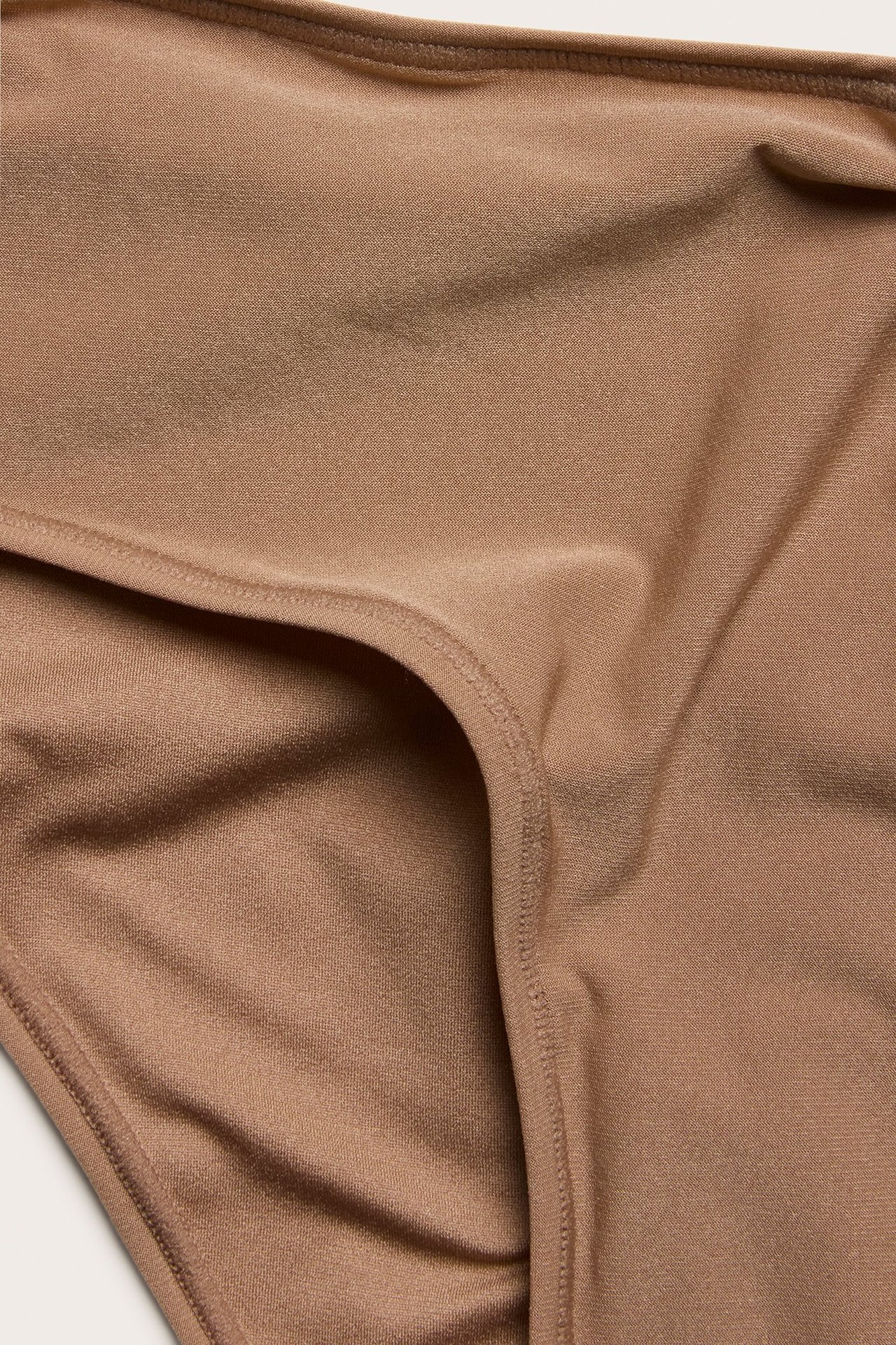 Zbliżenie na jednolite brązowe, elastyczne figi brazylijskie z miękkimi, bezszwowymi krawędziami.