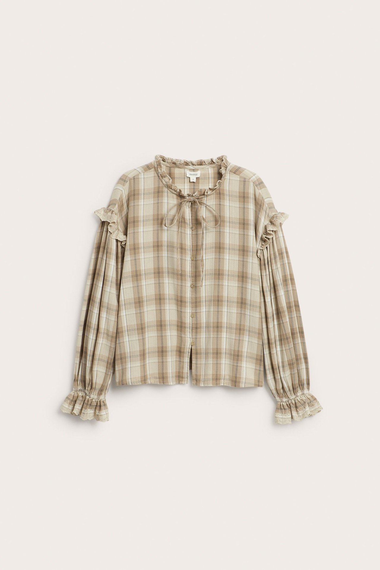 Edestä, beige ruudullinen puuvillapusero, jossa röyhelökaulus, solmimisnauha, napit ja röyhelöhihansuut.