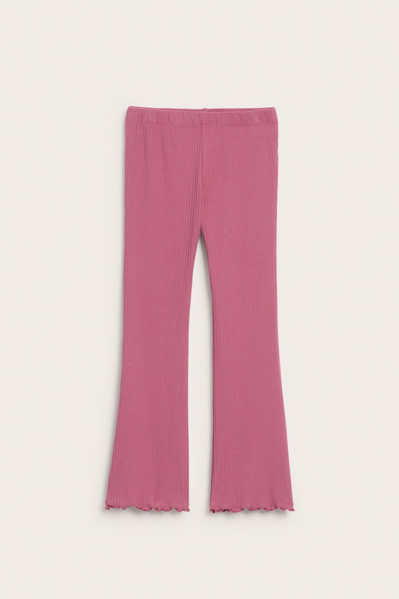 Edestä näkymä tummanpunaisista ribatuista flare-leggingseistä, joissa on babylock-reunat.