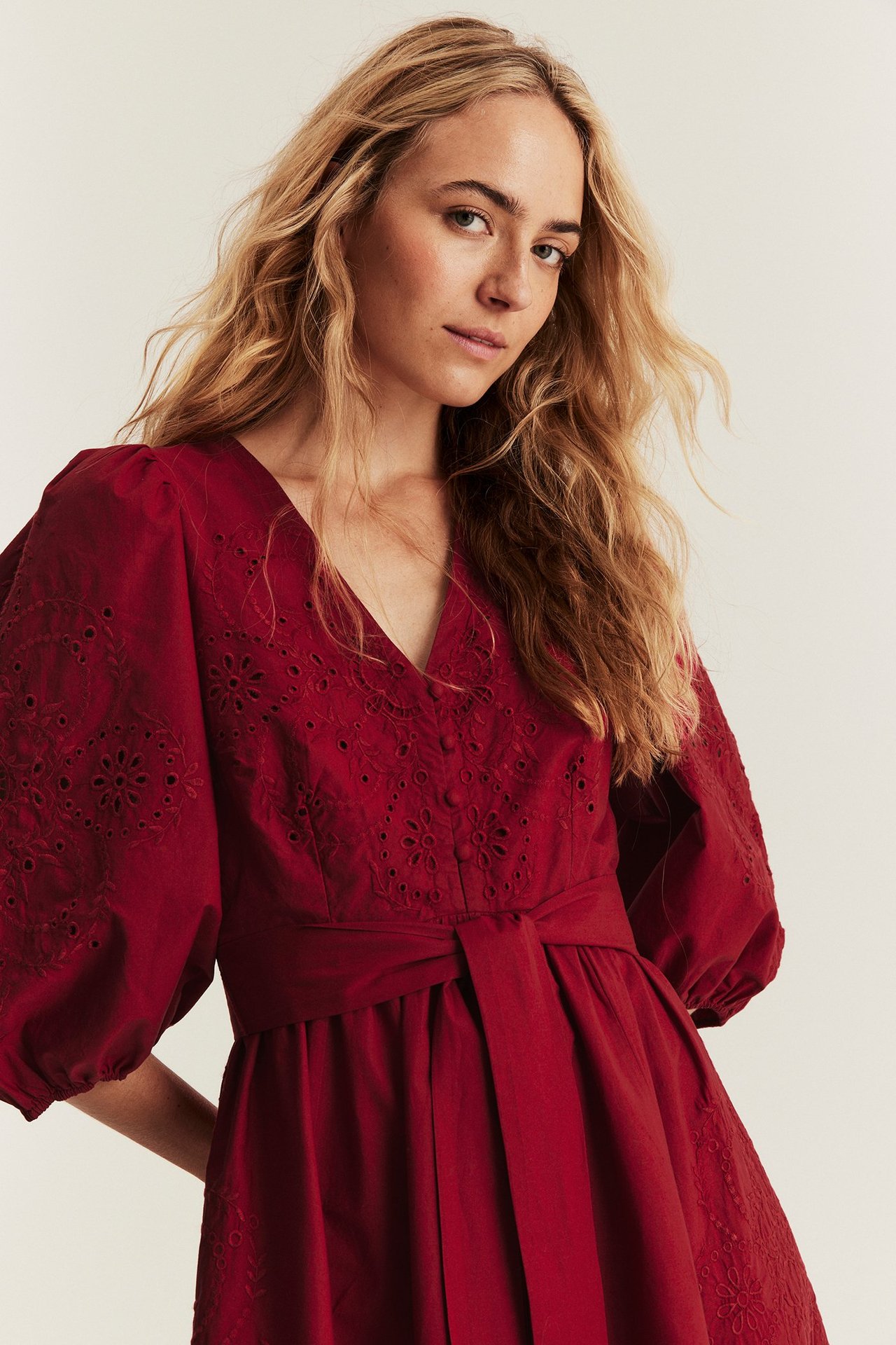 Broderad klänning Newbie Woman