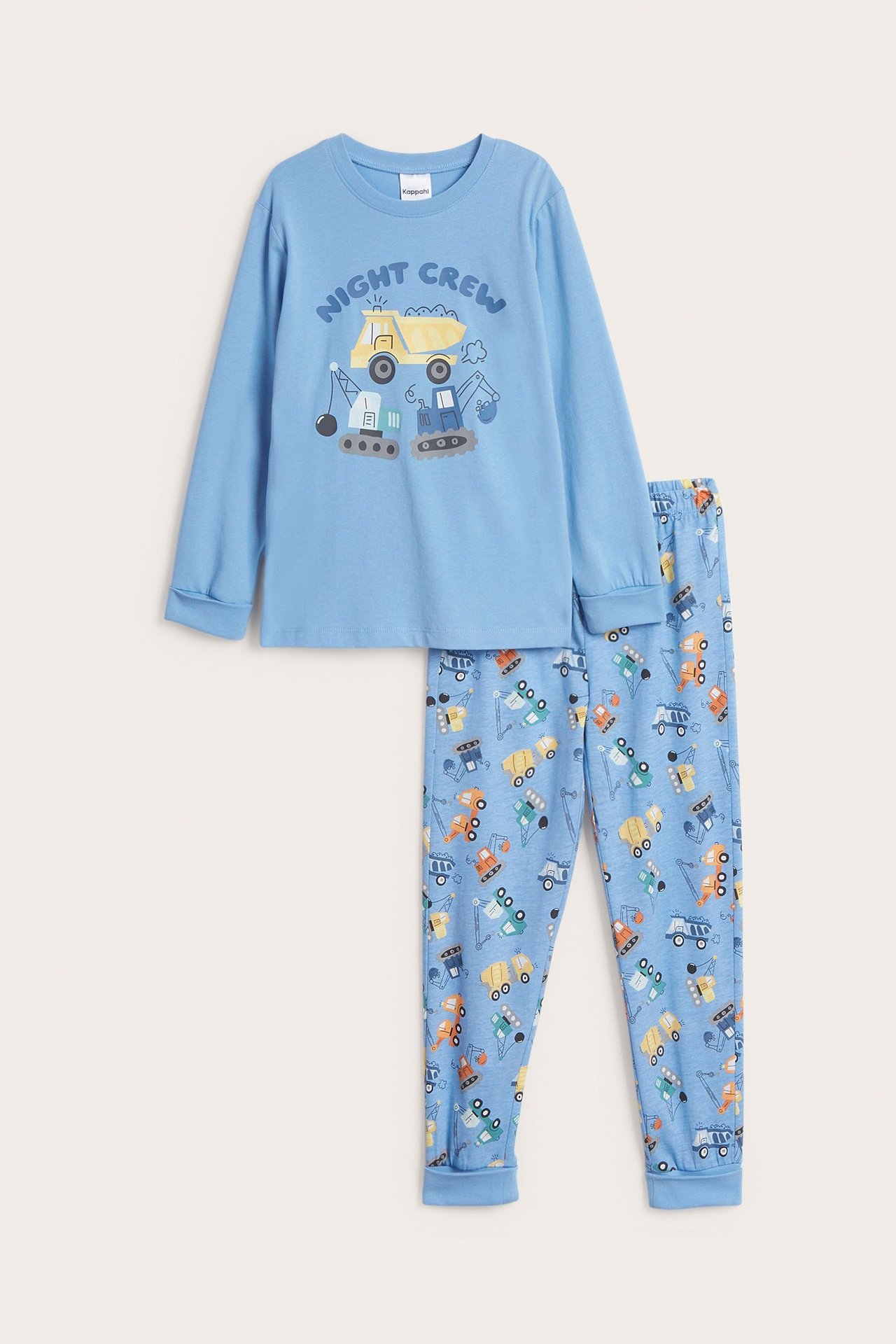 Edestä: Lasten vaaleansininen puuvillapyjama. Paita ajoneuvopainatuksella, housut kauttaaltaan ajoneuvokuviolla.