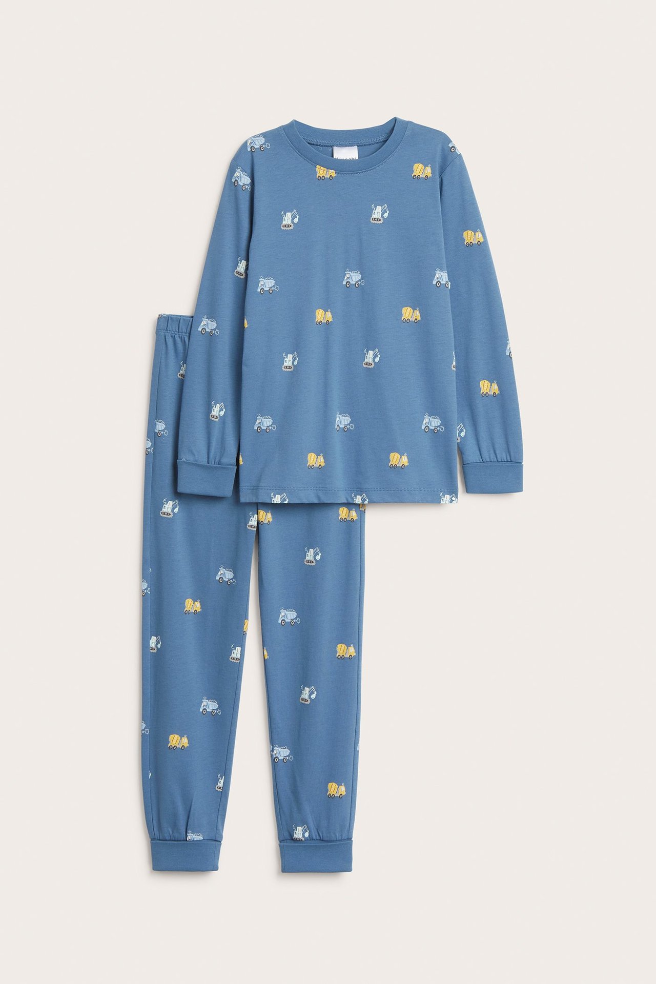 Edestä: Lasten sininen puuvillapyjama pitkillä hihoilla, lahkeilla ja ajoneuvokuviolla.