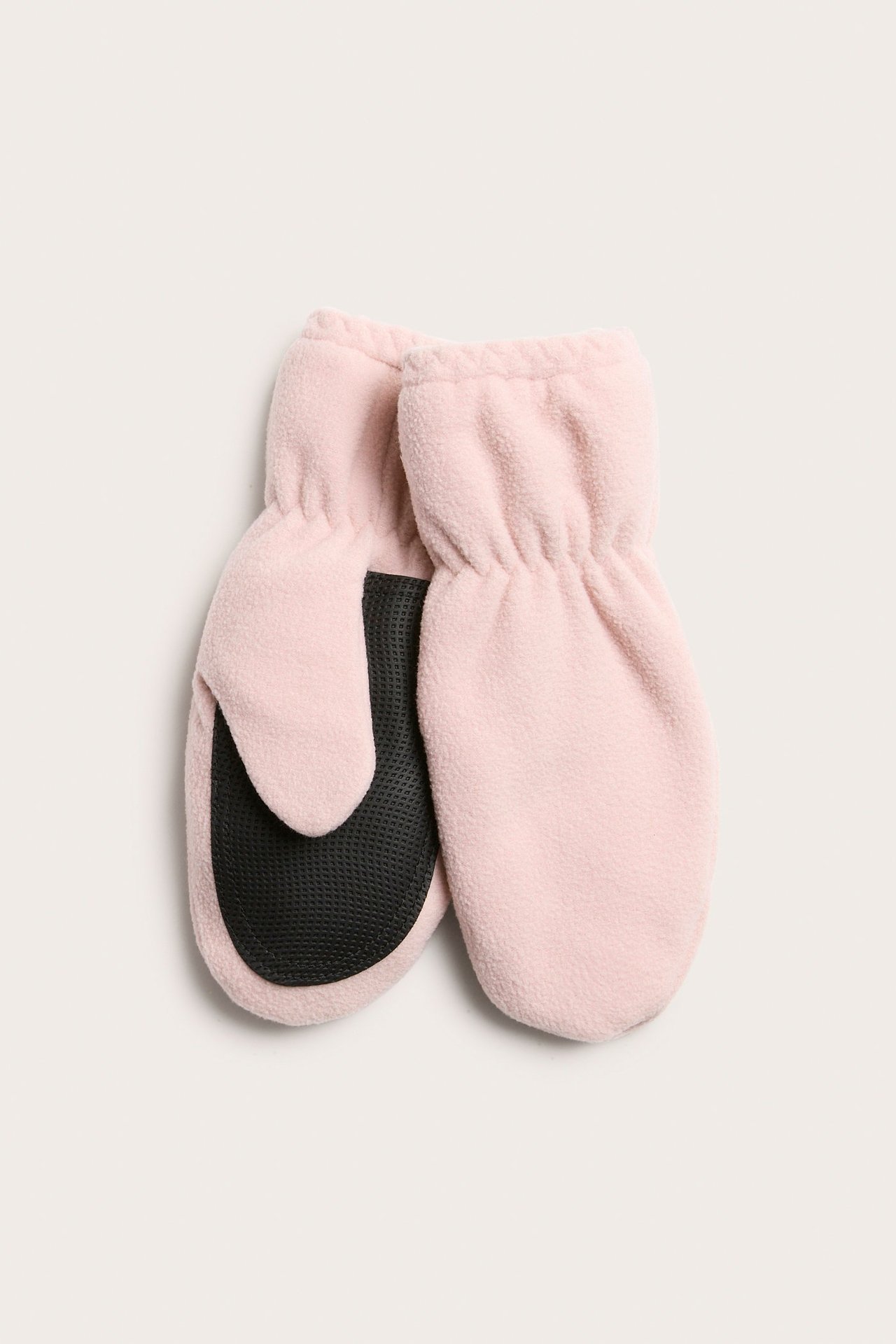 Widok z góry na jasnoróżowe polarowe rękawiczki z czarnymi uchwytami PU i elastycznymi mankietami.