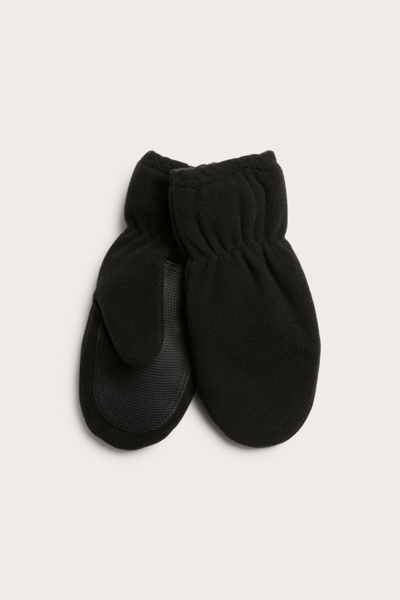 Edestä näkymä mustista fleece-lapasista, joissa on kuvioitu PU-kämmenote.