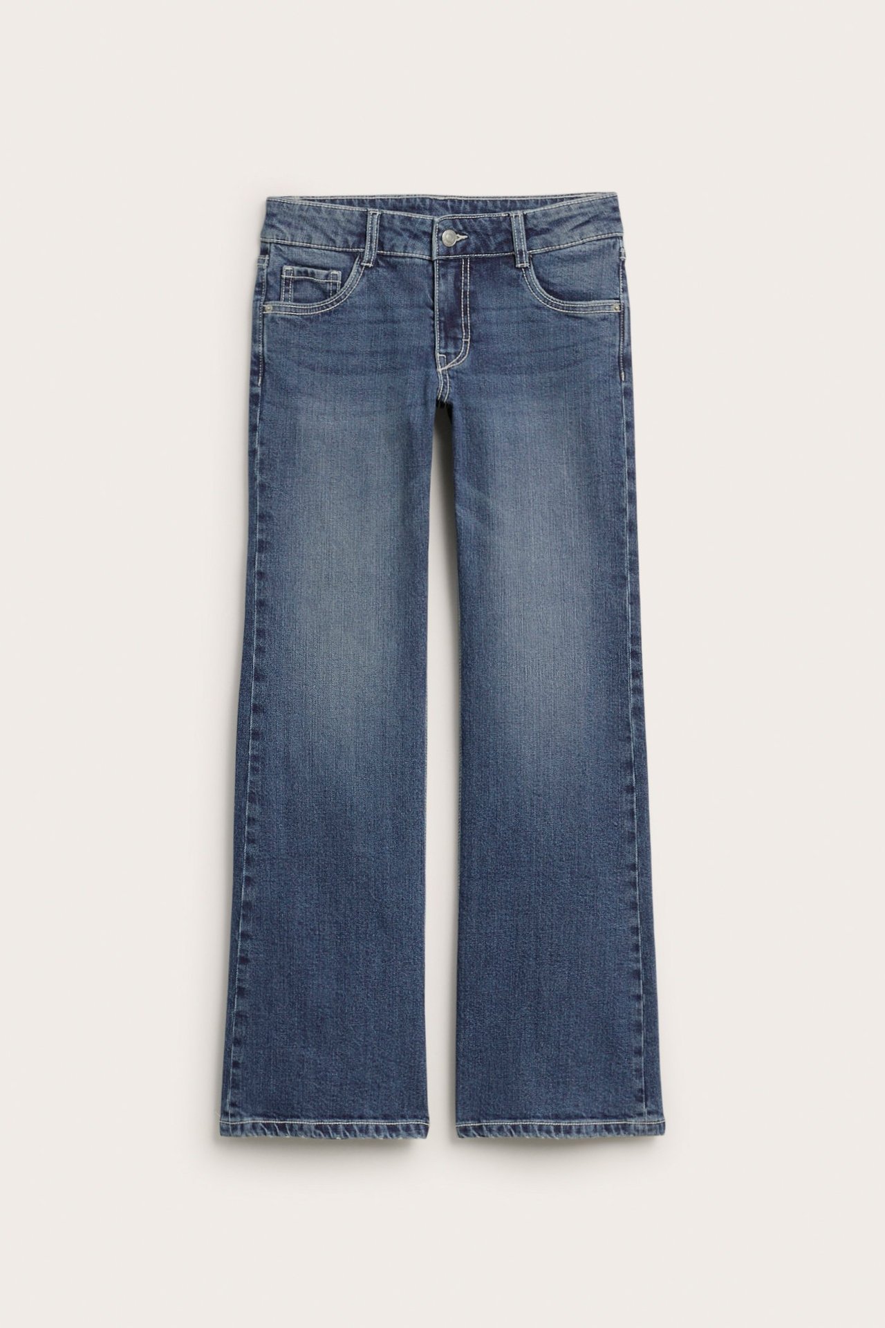 Widok z przodu niebieskich dżinsów bootcut z niskim stanem, przednimi kieszeniami i kontrastowymi szwami.