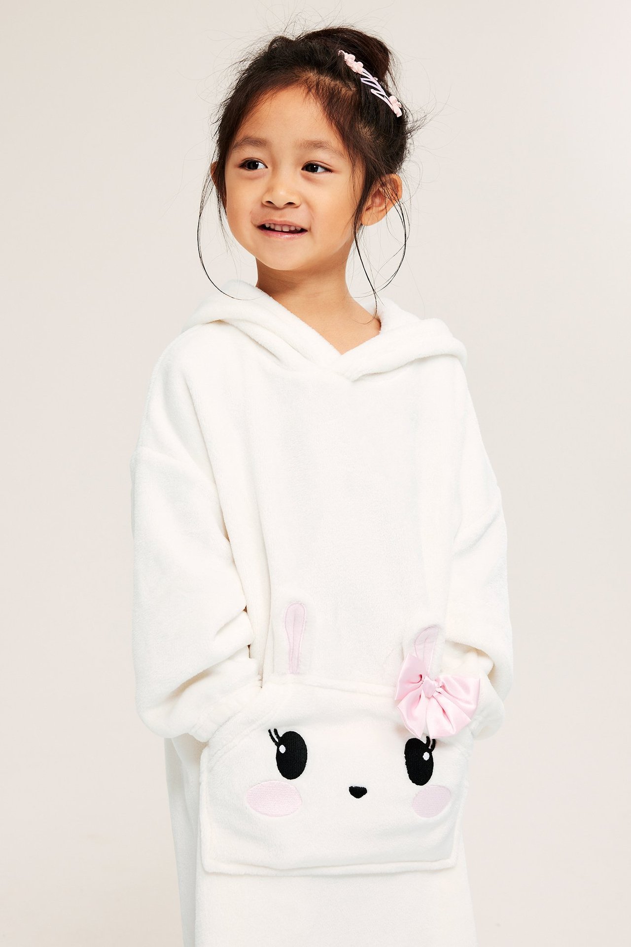 Vaaleanbeige fleecehuppari kaniapayyimillä ja rusetilla, pitkähihaista lapsille.