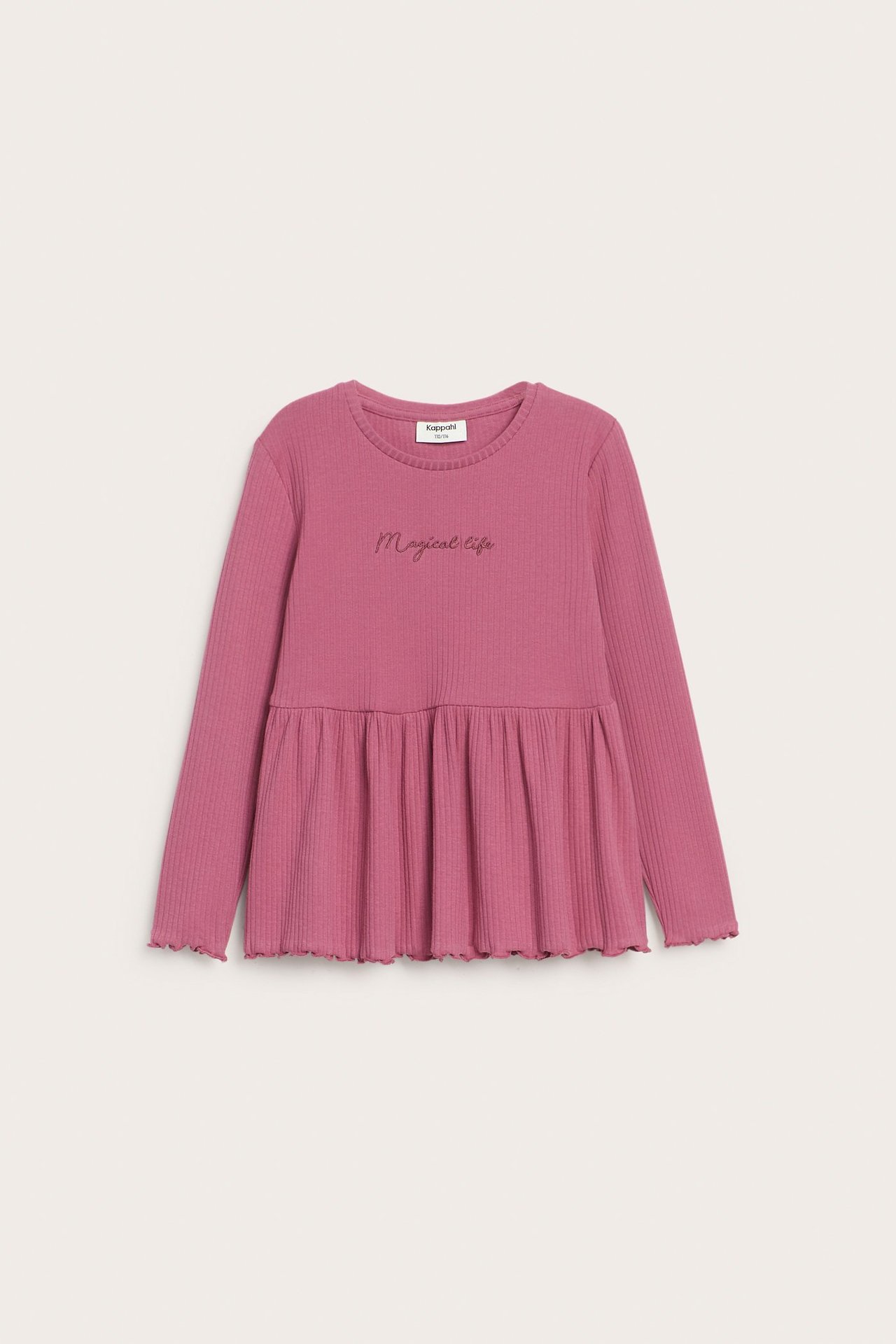 Widok z przodu: dziecięcy ciemnoróżowy prążkowany top peplum z długimi rękawami i haftem 'Magical life'.