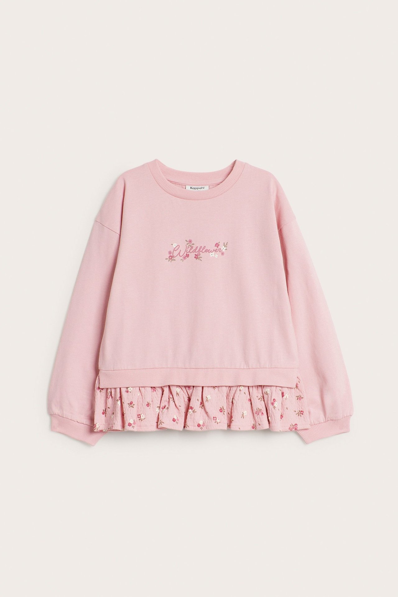 Widok z przodu różowej bluzki dziecięcej z długim rękawem, haftem "Wildflower" i kwiecistą falbanką.