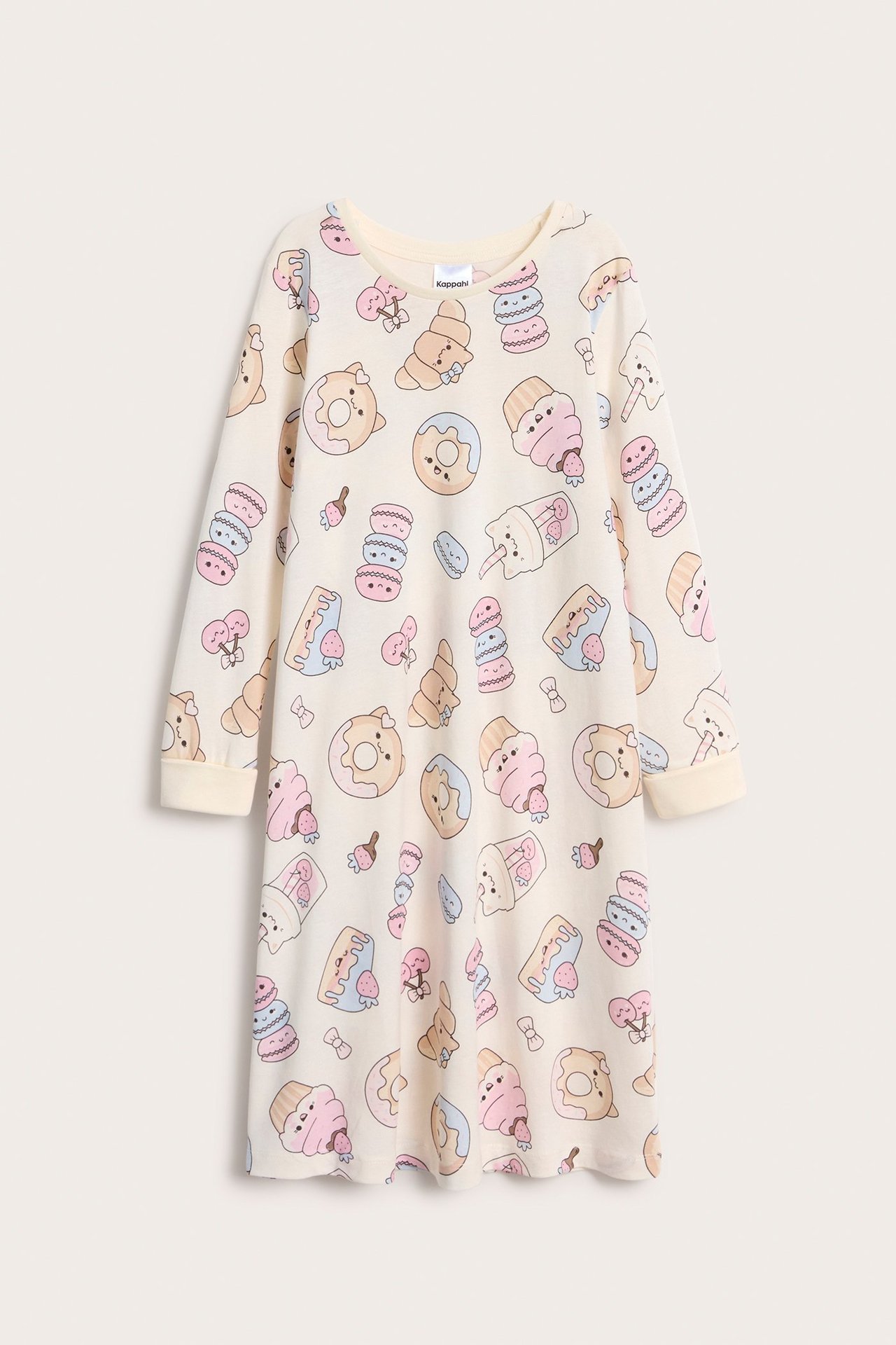 Edestä: luonnonvalkoinen puuvillainen lasten yöpaita, jossa värikäs makeiskuvio ja pitkät hihat.