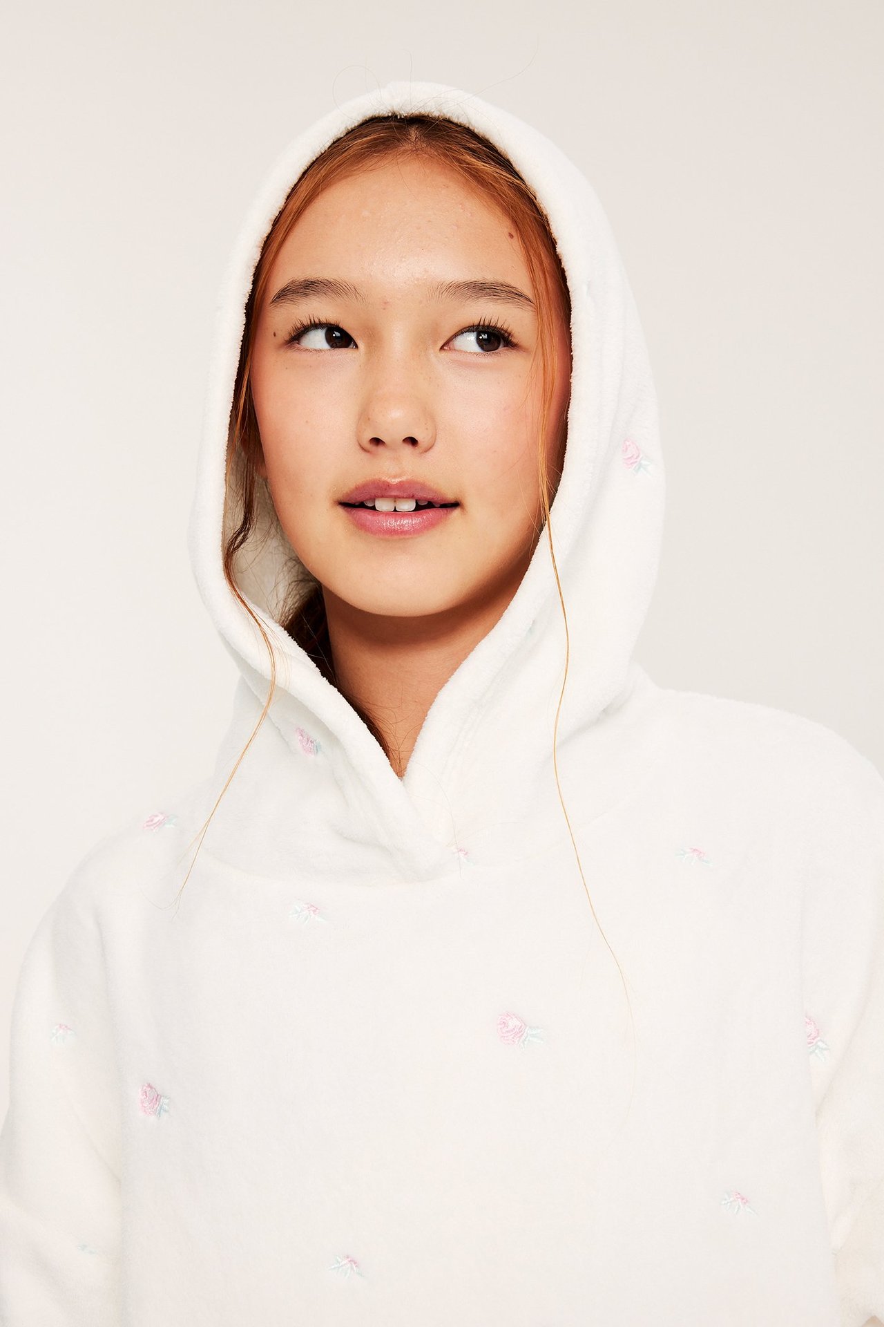 Hvit fleece hoodie med hette, broderte roser, foran, barn.
