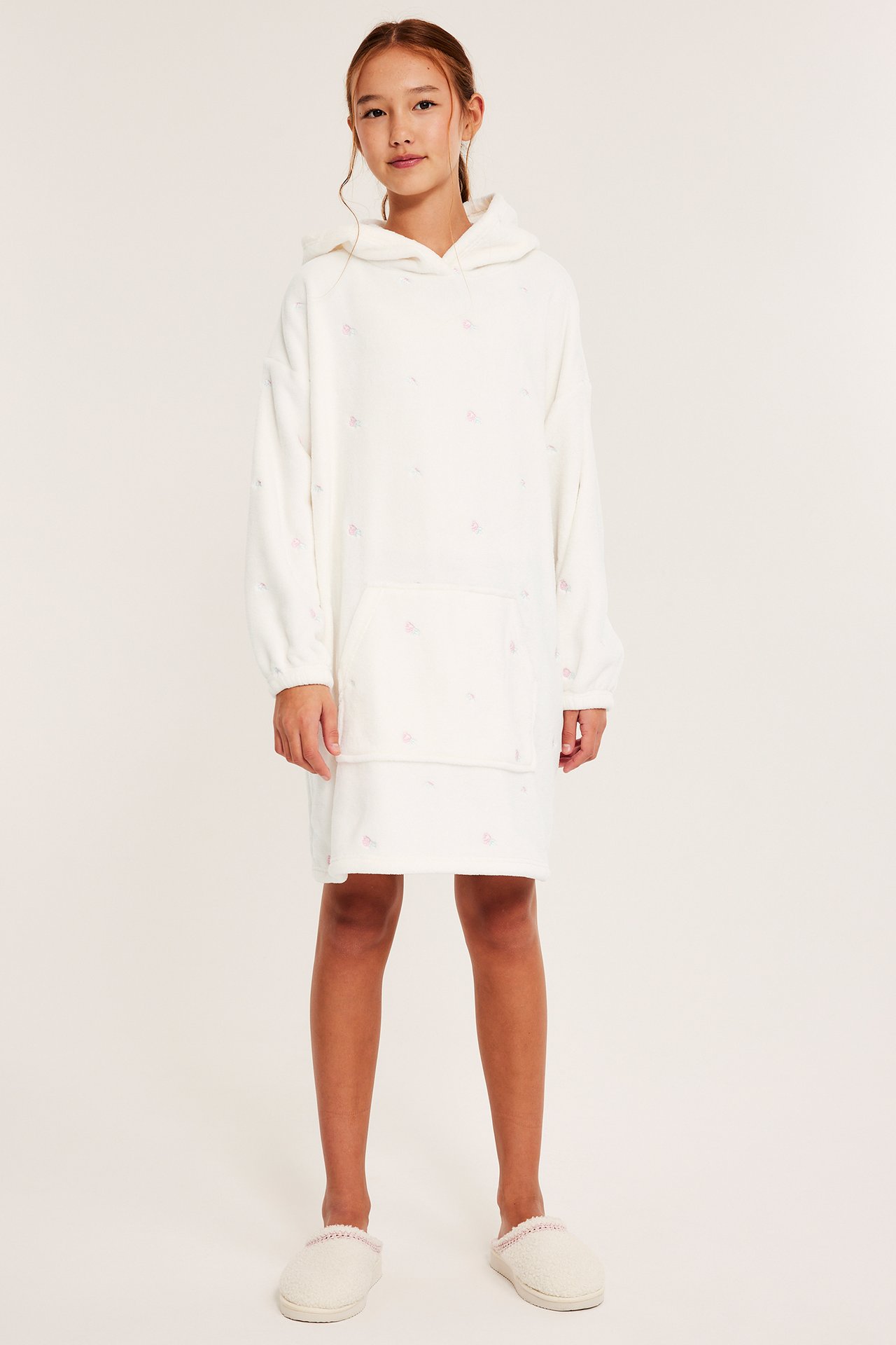 Tyttö offwhite fleece-hupparissa, taskulla ja pienissä brodeeratuissa ruusuissa, etunäkymä.