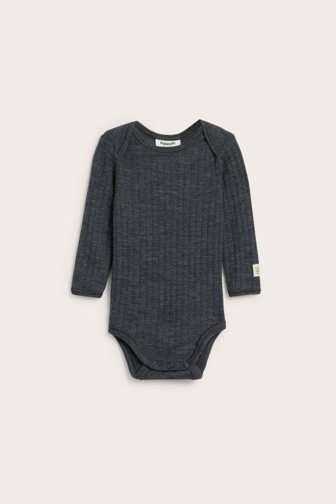 Edestä näkymä tummanharmaasta meleeratusta ribbineulotusta villabodyta vauvalle, pitkillä hihoilla ja neppareilla.