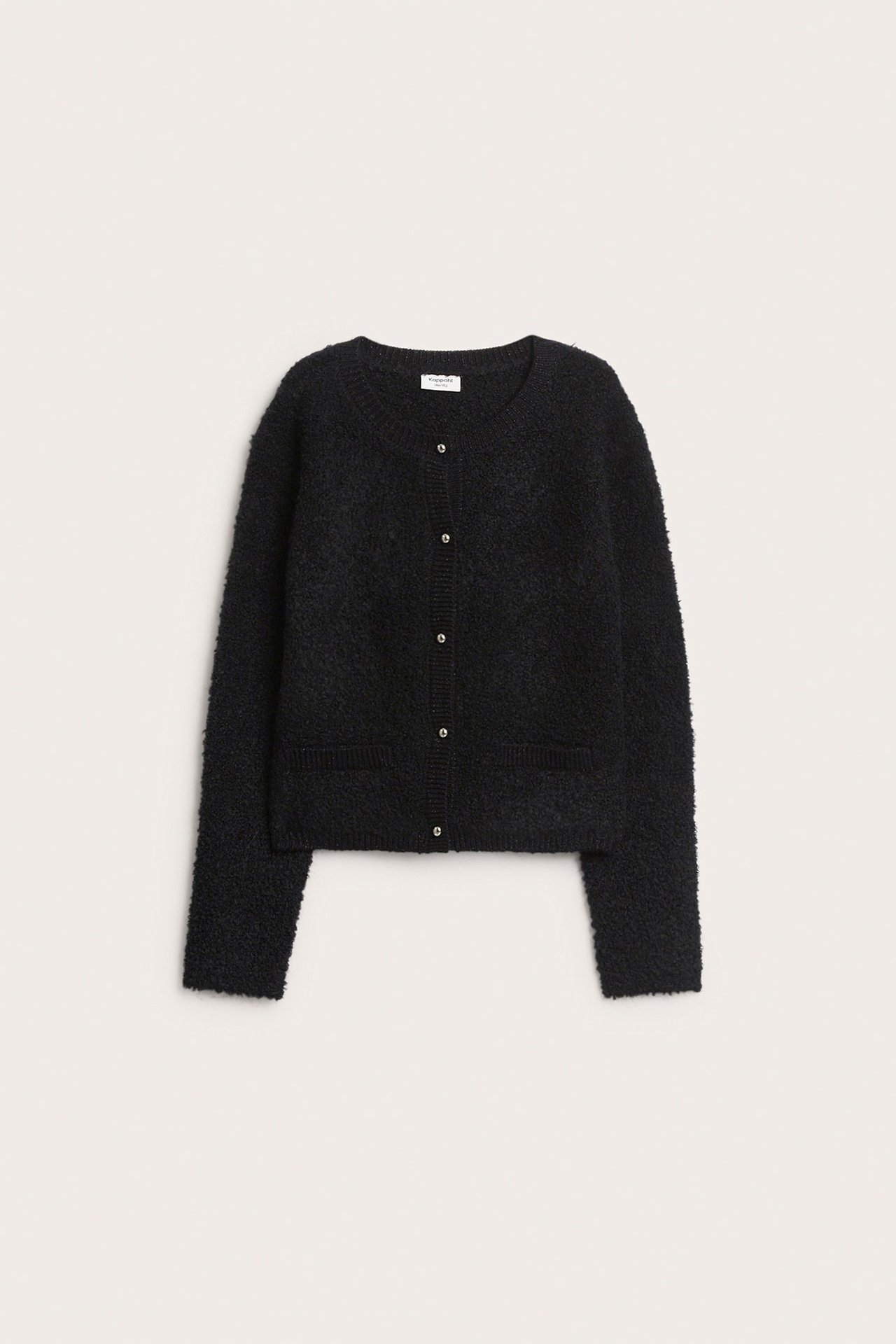 Edestäpäin: musta bukleeneuletakki lapsille metallinapeilla ja kahdella taskulla.