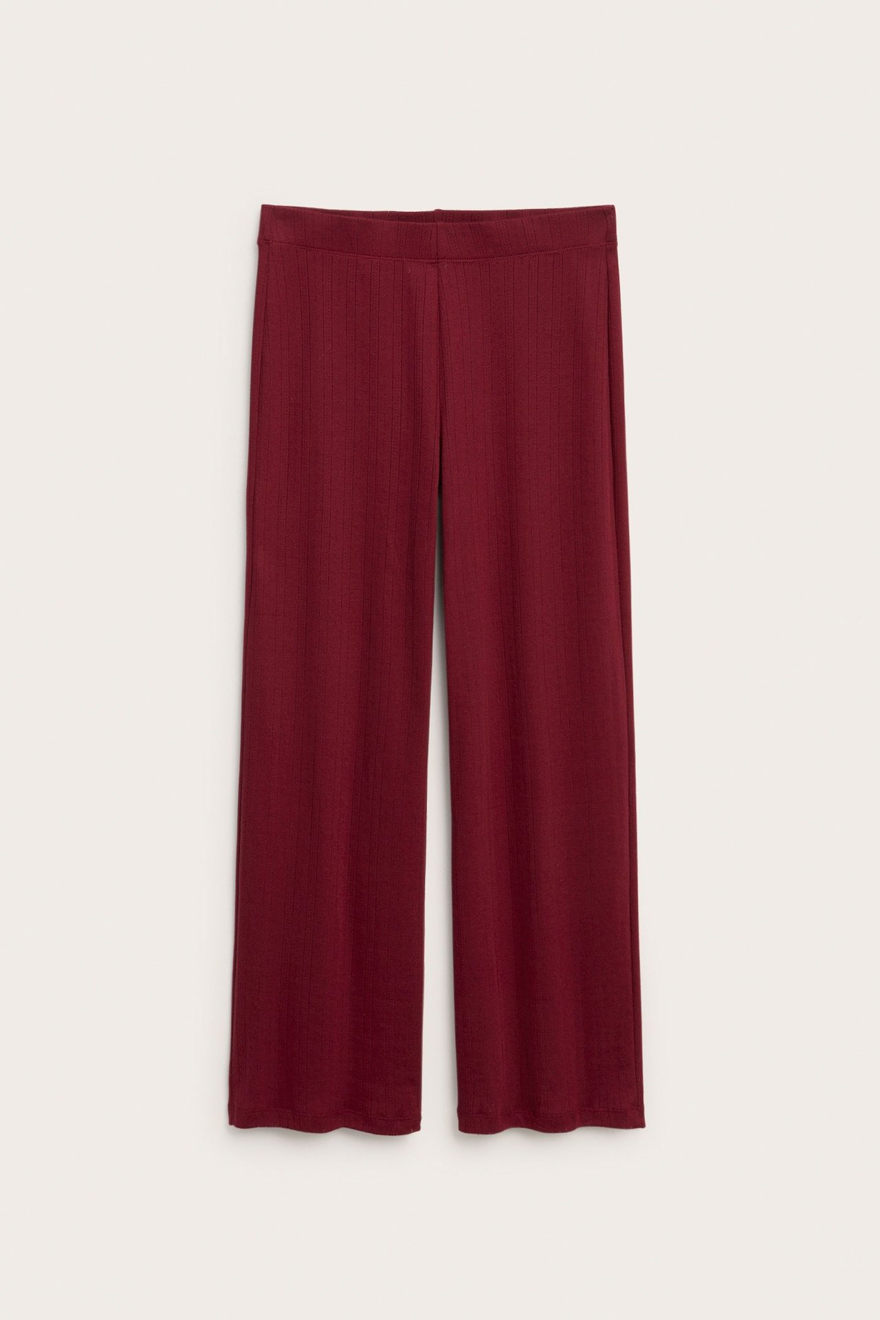 Front, mørkerøde vide pyjamasbukser for dame i ribbet bomullstrikot med elastisk linning.
