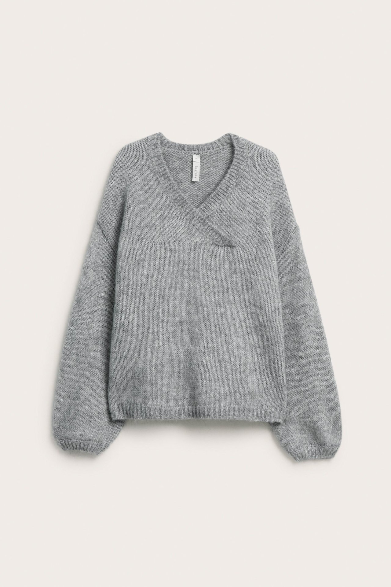 Framifrån: mellangrå stickad tröja i ullmix med omlottringning och vida ärmar.