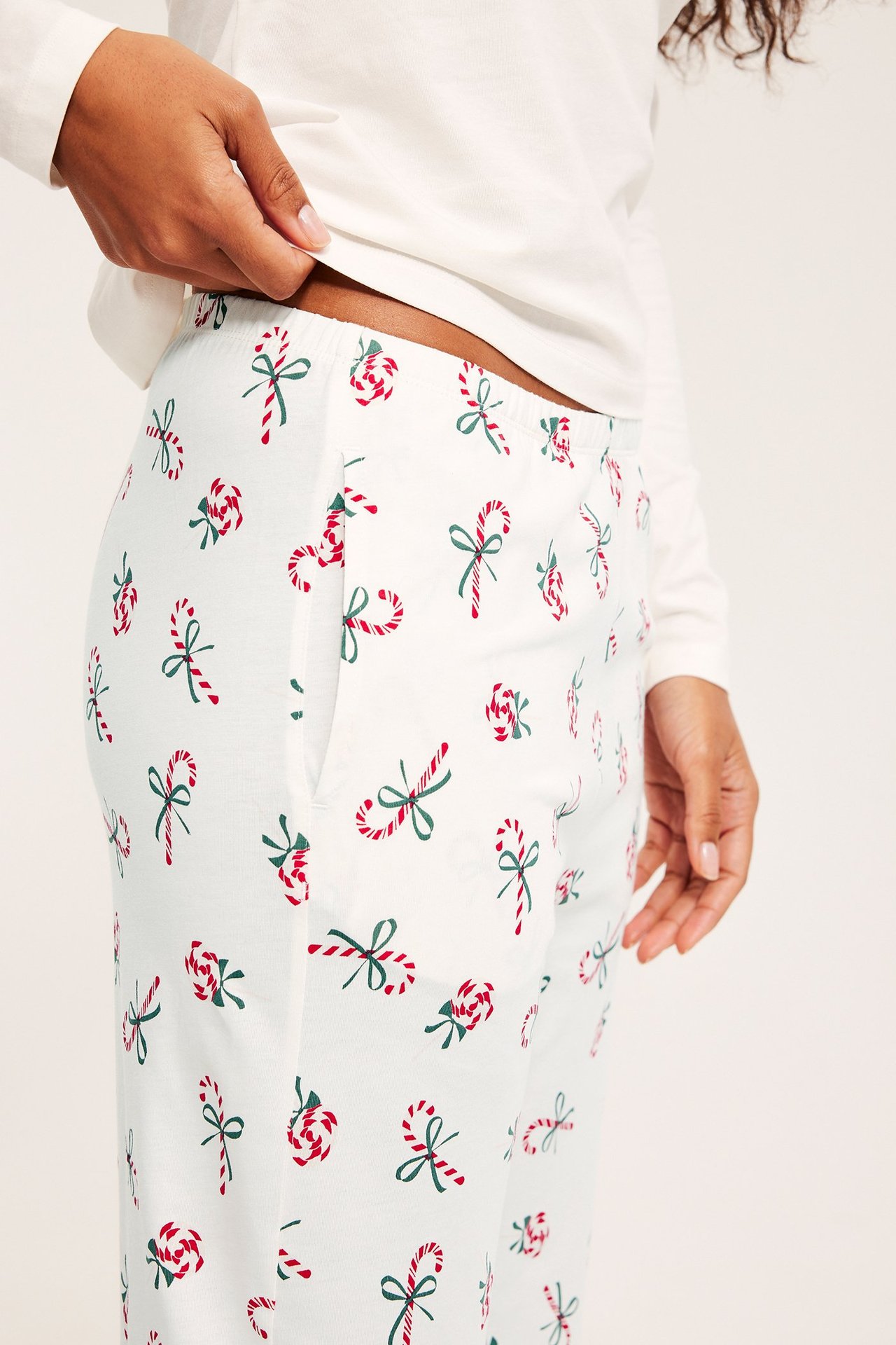 Białe bawełniane spodnie do piżamy w wzór, z bocznymi kieszeniami i ściągaczem w pasie.