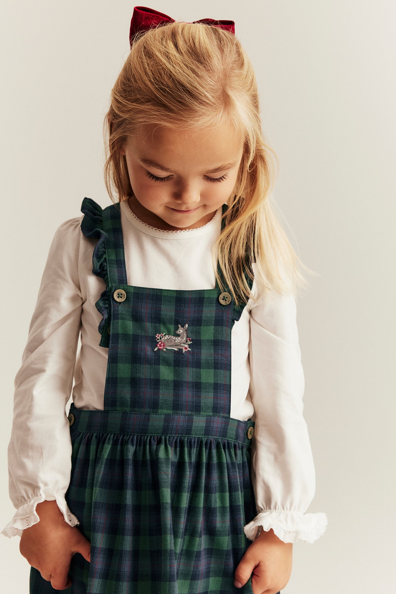 Sininen ruudullinen leninkki lapselle, broderausta, säädettävät olkaimet, napit sivuilla.