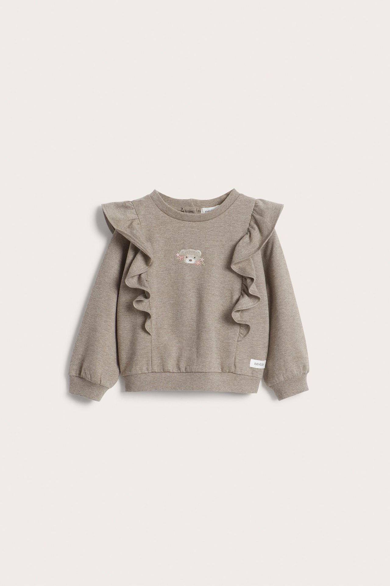 Frontvisning: brunmelert bomullssweatshirt for barn med skulderkapper og brodert bjørn.