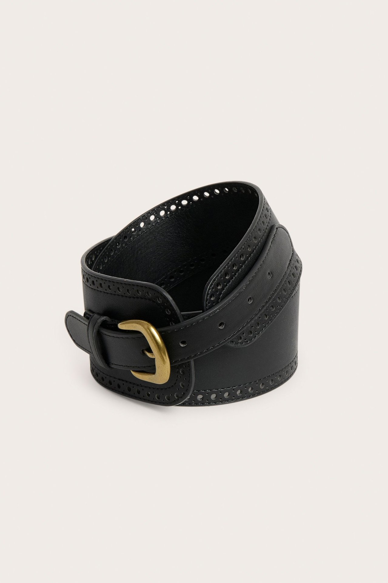 Närbild framifrån av ett brett svart bälte i polyuretan med perforerade detaljer och guldfärgat spänne.