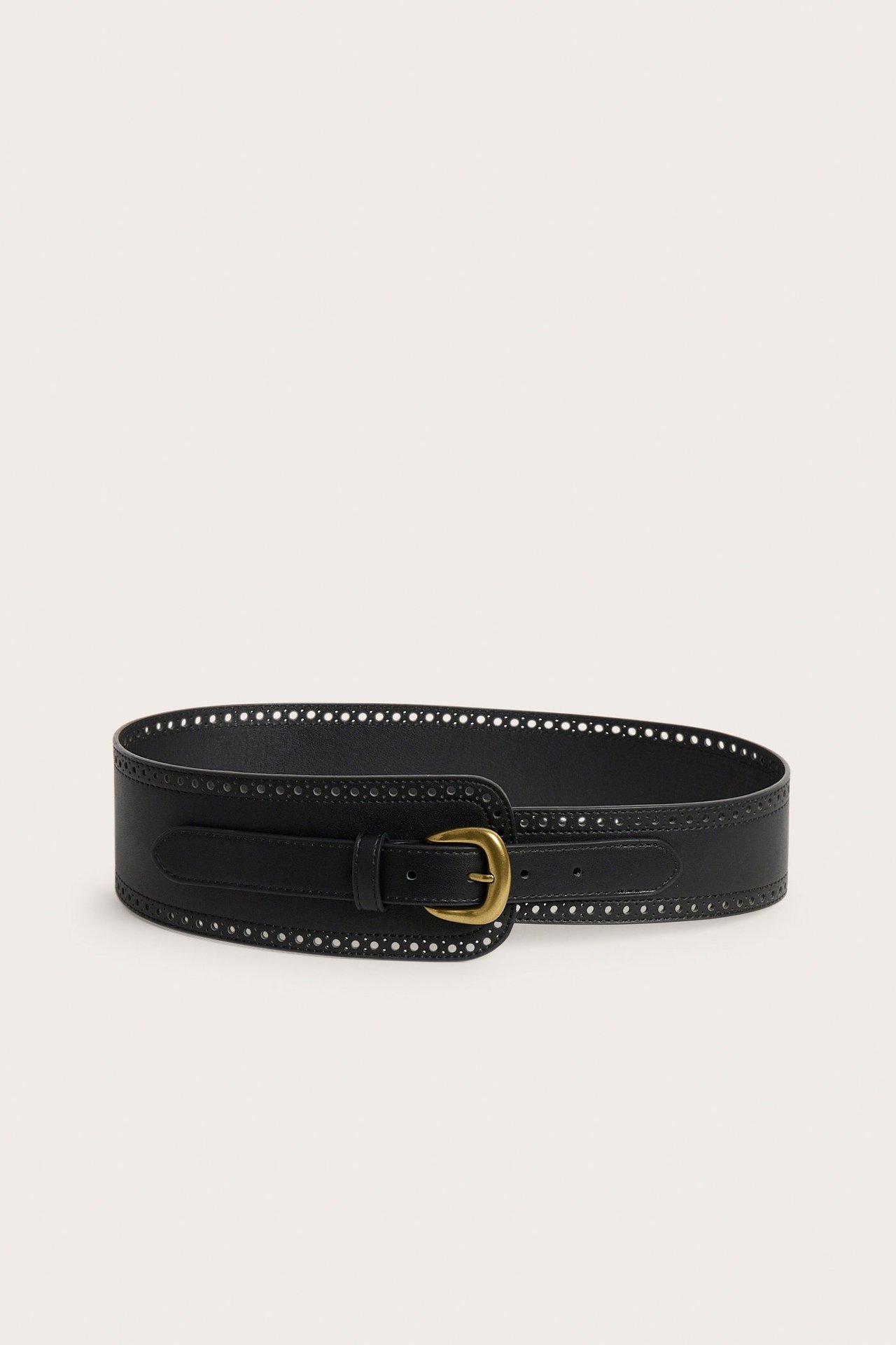 Framifrån, brett svart polyuretanbälte med perforerade kanter och ett guldfärgat spänne.