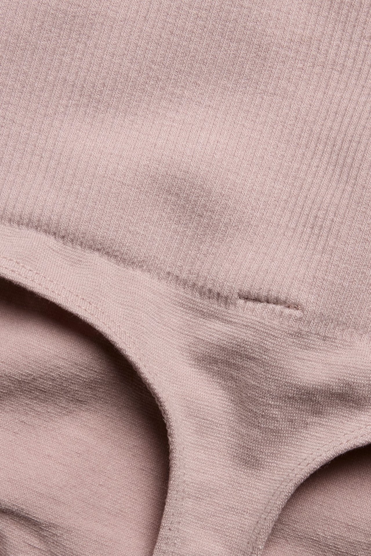 Zbliżenie na różowe, bezszwowe, prążkowane stringi.