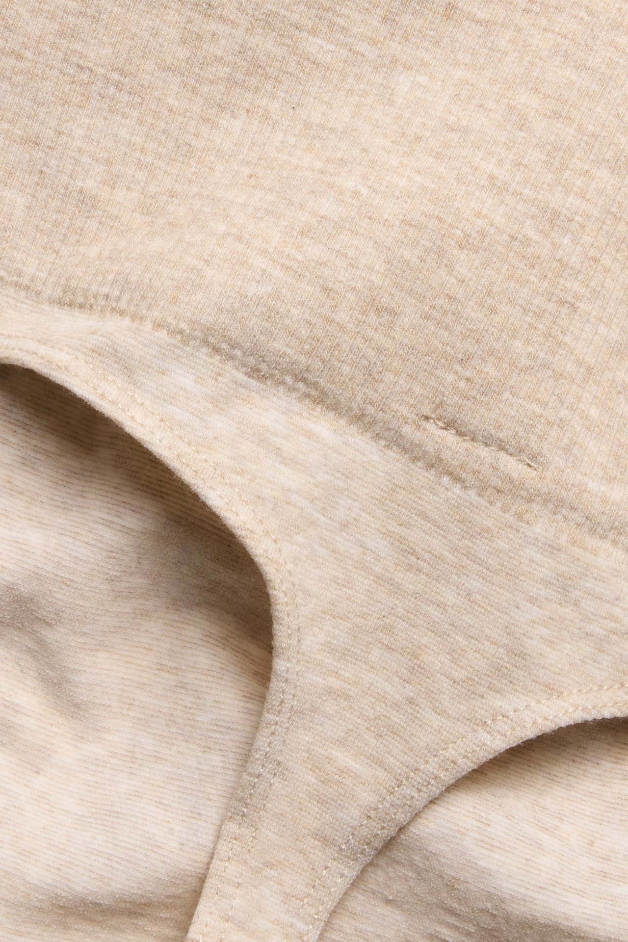 Zbliżenie na beżowe, melanżowe stringi bezszwowe z podwyższonym stanem.