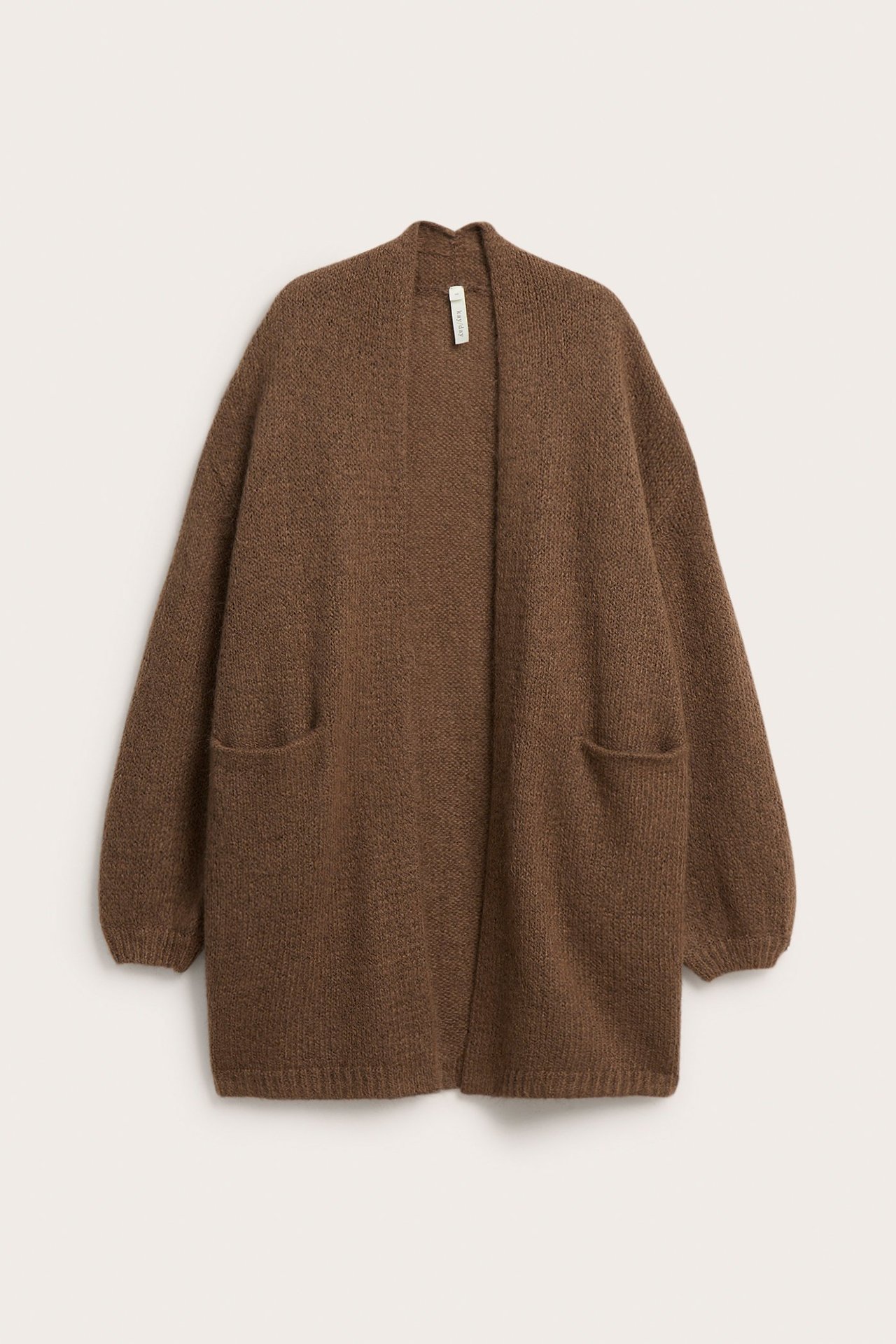 Forfra, brun cardigan i ullblanding med sjalkrage, ribbestrikkede mansjetter og to lommer.