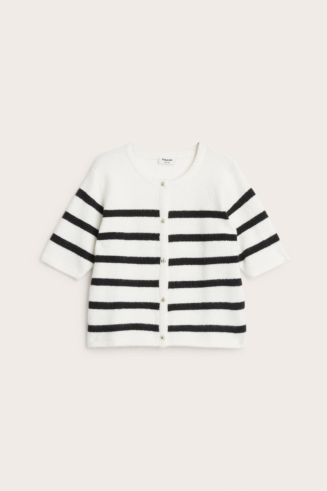 Framsida av en offwhite stickad kortärmad kofta med svarta ränder och dekorativa silverknappar.