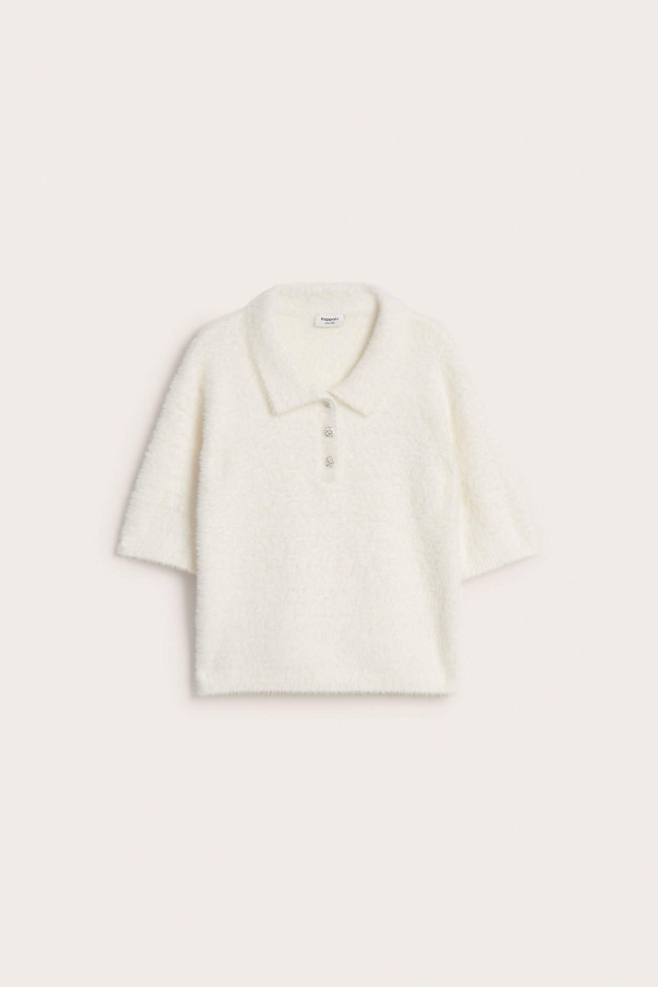 Frontvy av en off-white stickad kortärmad tröja i fluffigt garn med polokrage och dekorativa knappar.