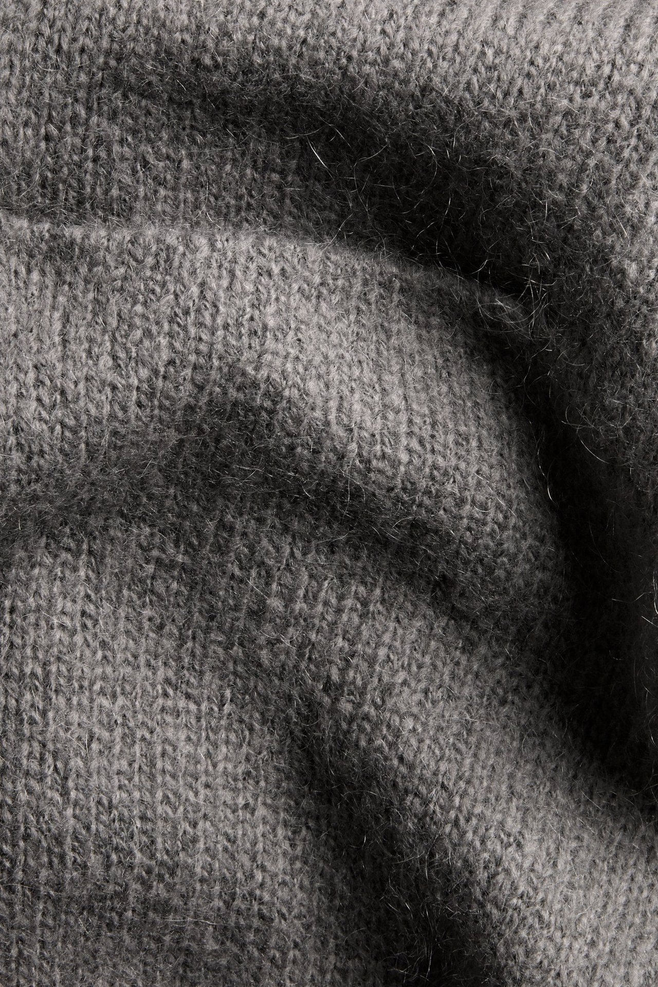 Zbliżenie szarego, dzianinowego kardiganu z puszystej mieszanki wełny.