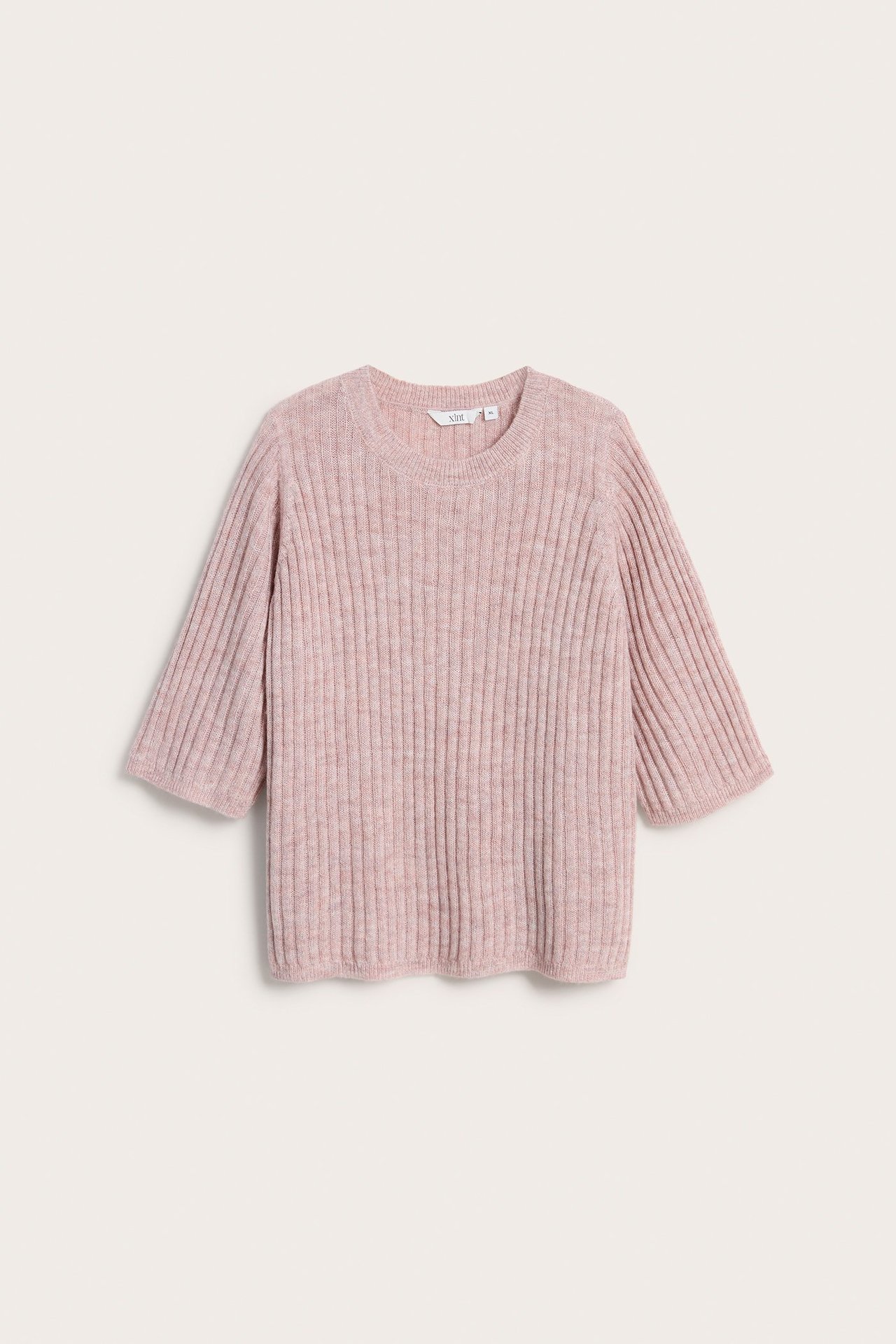 Edestä, vaaleanpunainen meleerattu ribbineulepusero lyhyillä hihoilla, alpakkaa, polyesteriä ja villaa.