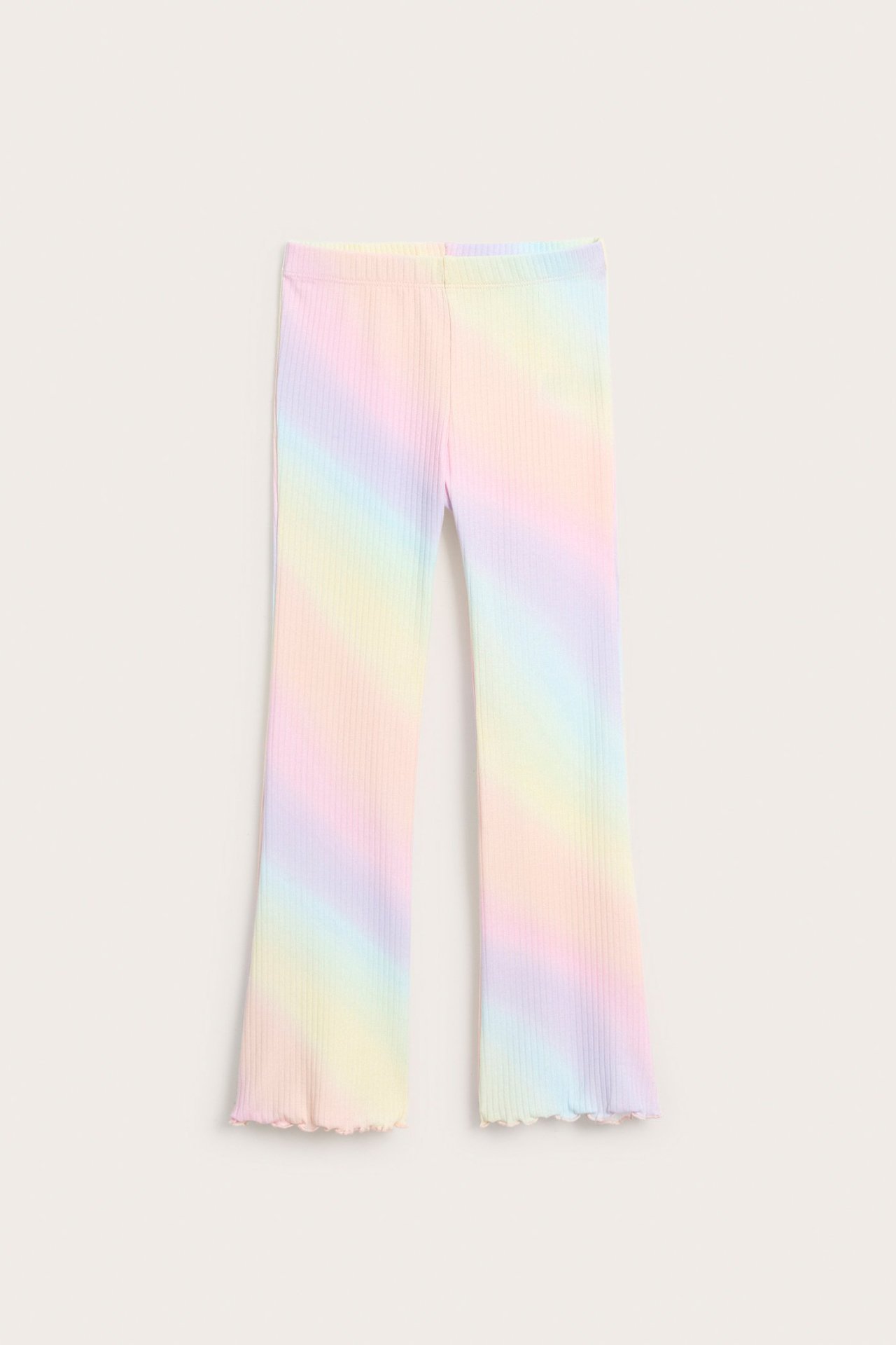 Widok z przodu: Dziecięce legginsy flare w tęczowy wzór, prążkowane, z wykończeniem babylock.