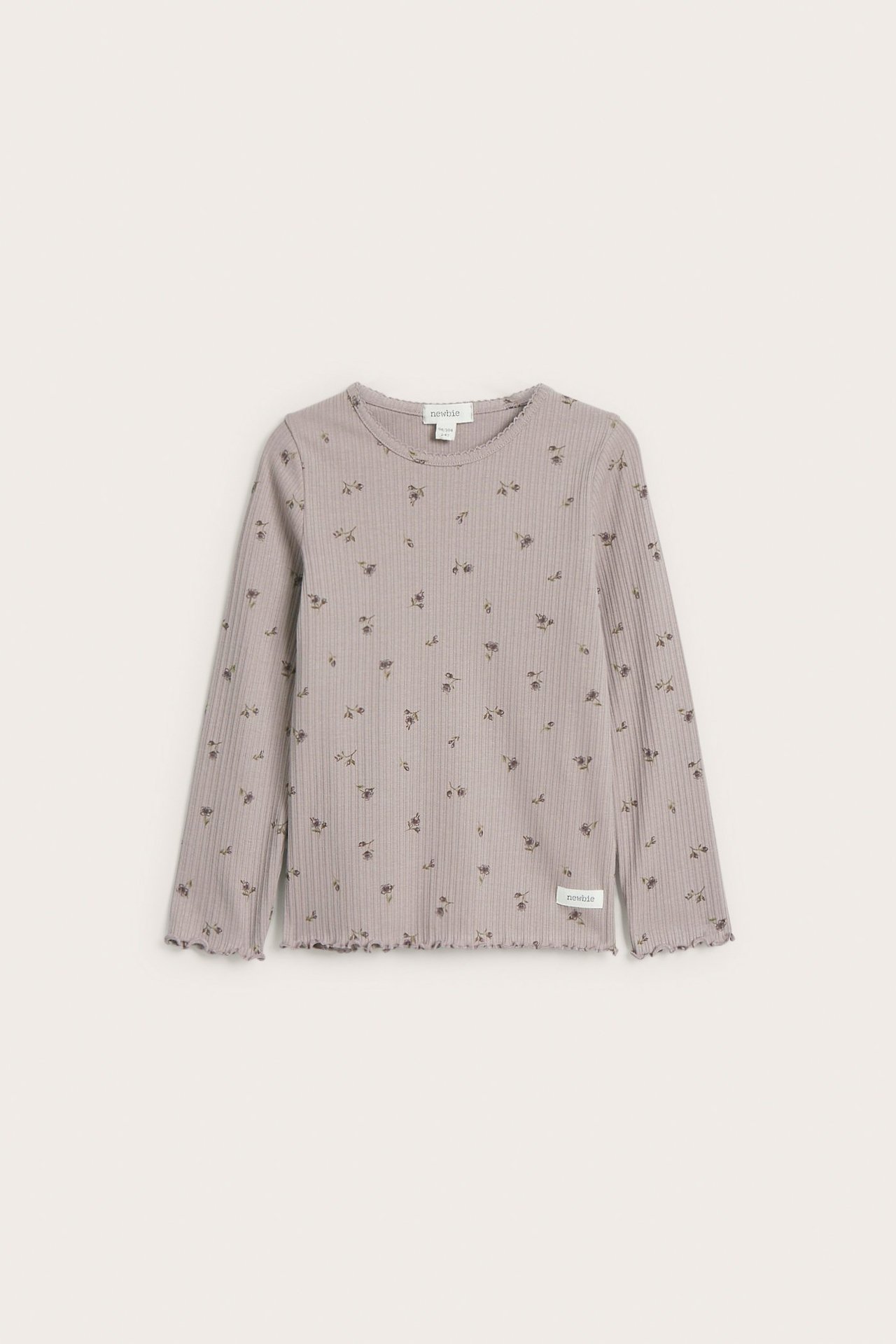 Widok z przodu jasnofioletowego prążkowanego topu z długim rękawem, z drobnym kwiatowym wzorem i wykończeniem picot.