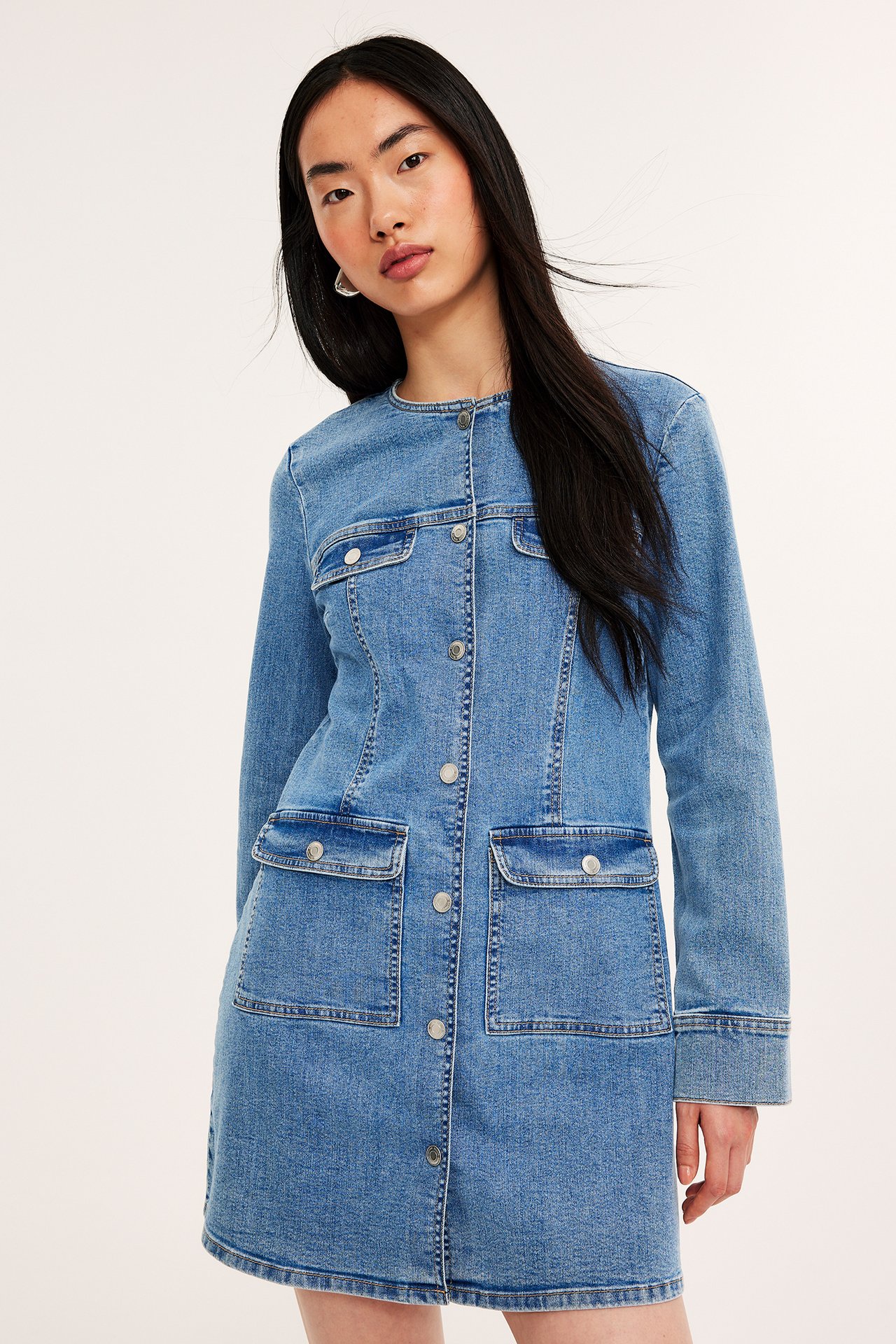Jeanskjole med knapper og lommer