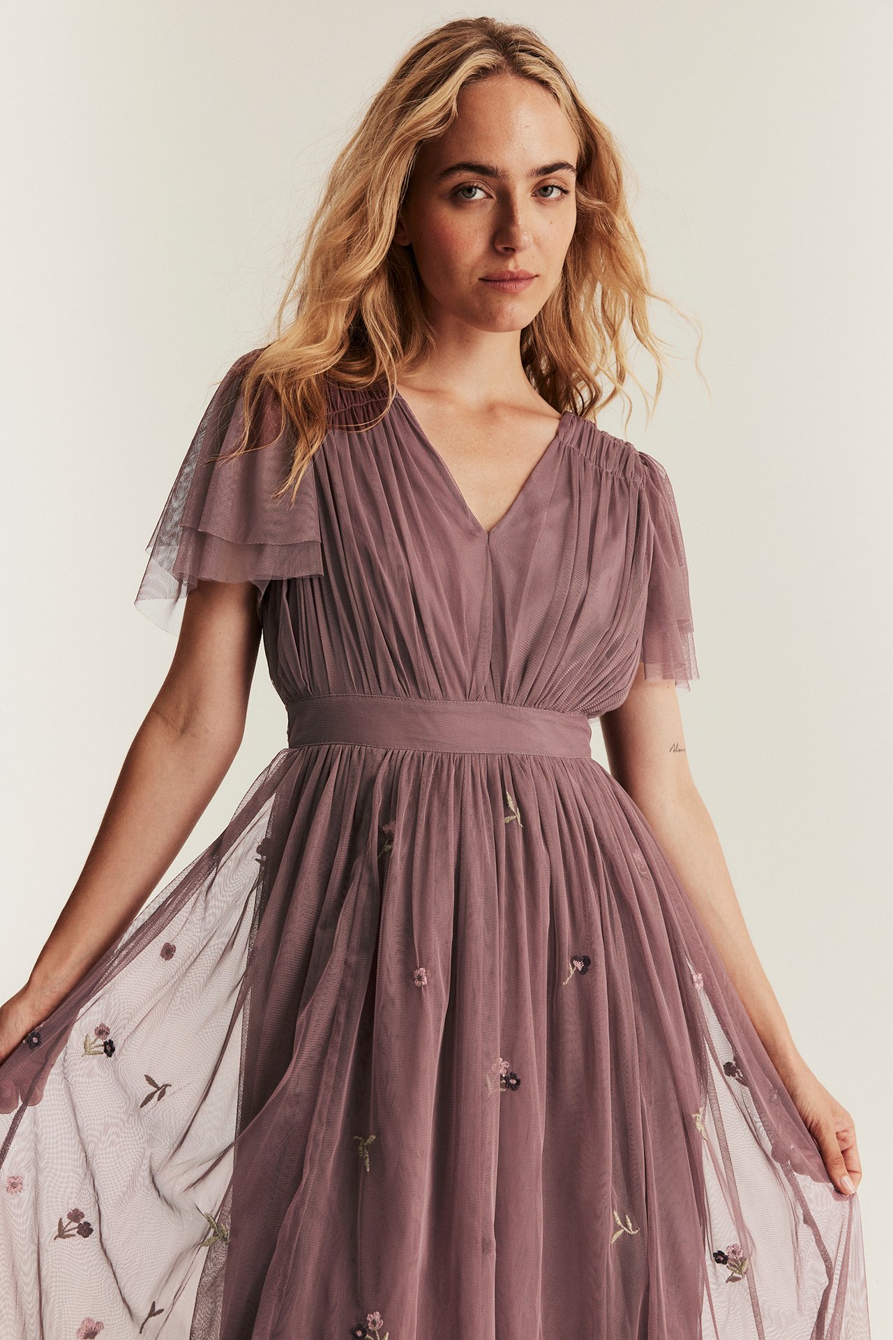 Mørkrosa mesh kjole for kvinner med fjærlignende ermer, broderi, foret, med glidelås i rygg og bånd.