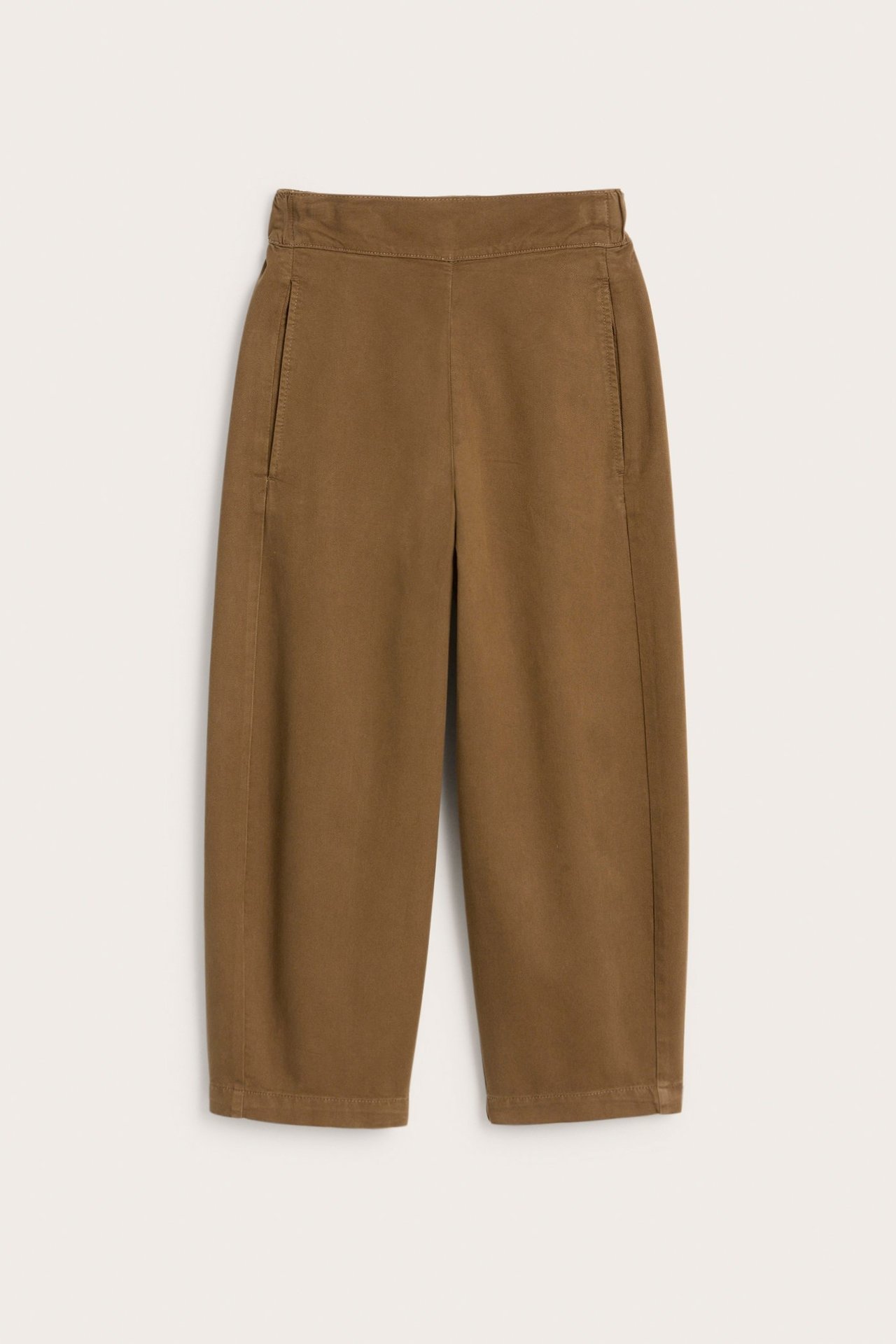 Framifrån: Bruna pull on-byxor i bomull/lyocell-blandning med vida, korta ben och sidfickor.