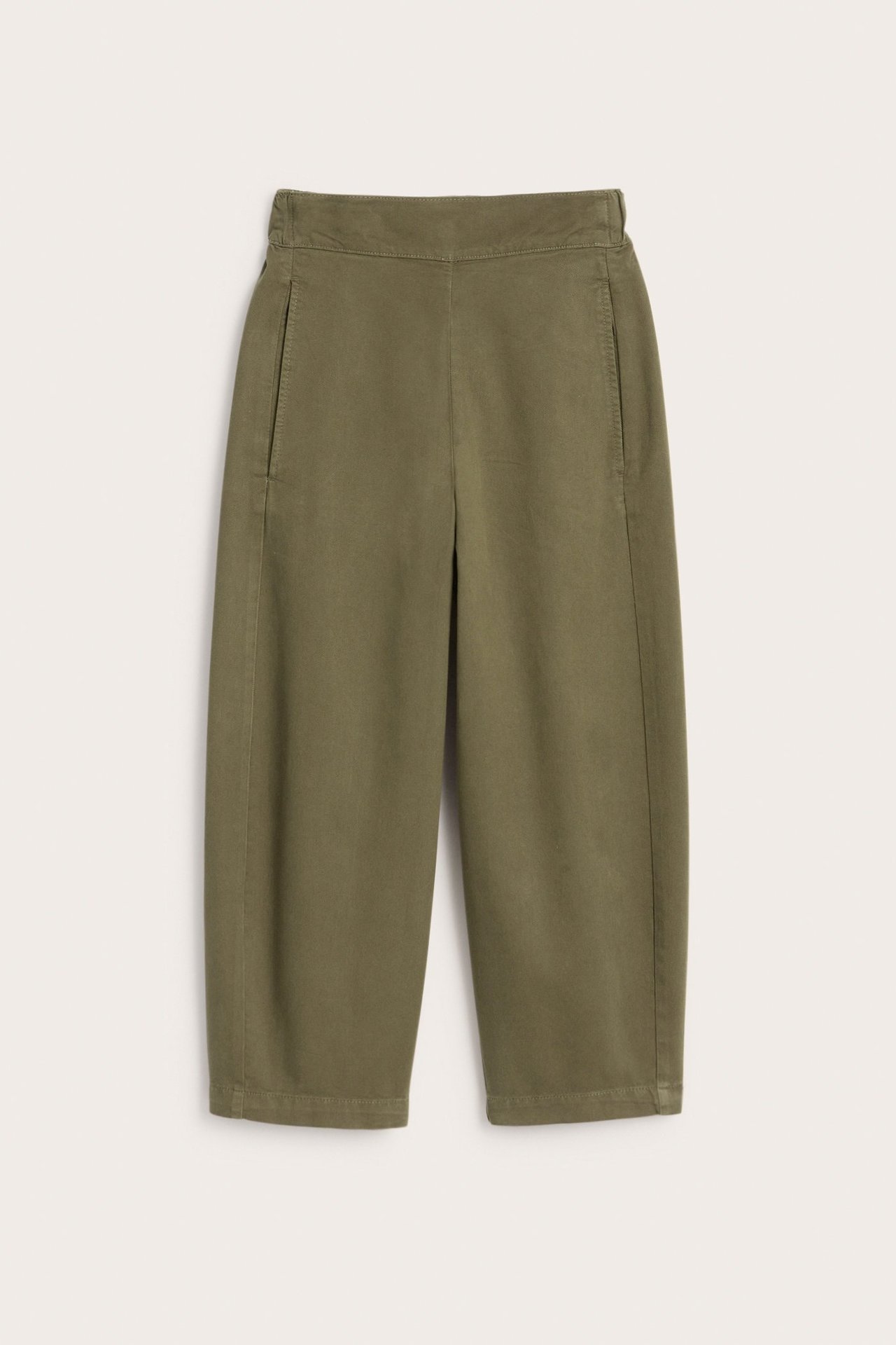 Widok z przodu khaki zielonych spodni pull-on z bawełny/lyocellu z bocznymi kieszeniami.
