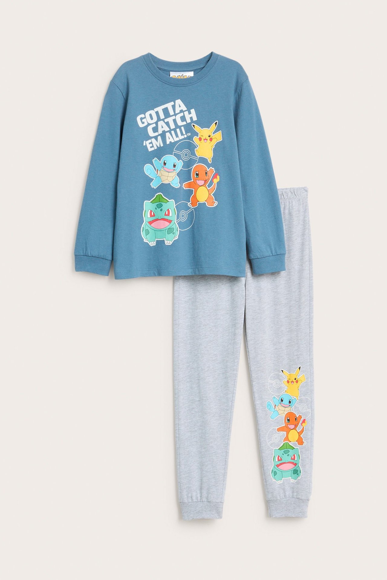 Edestä näkymä lasten sinisestä pitkähihaisesta Pokémon-kuvioisesta pyjamapaidasta ja harmaista resori-pyjamahousuista.