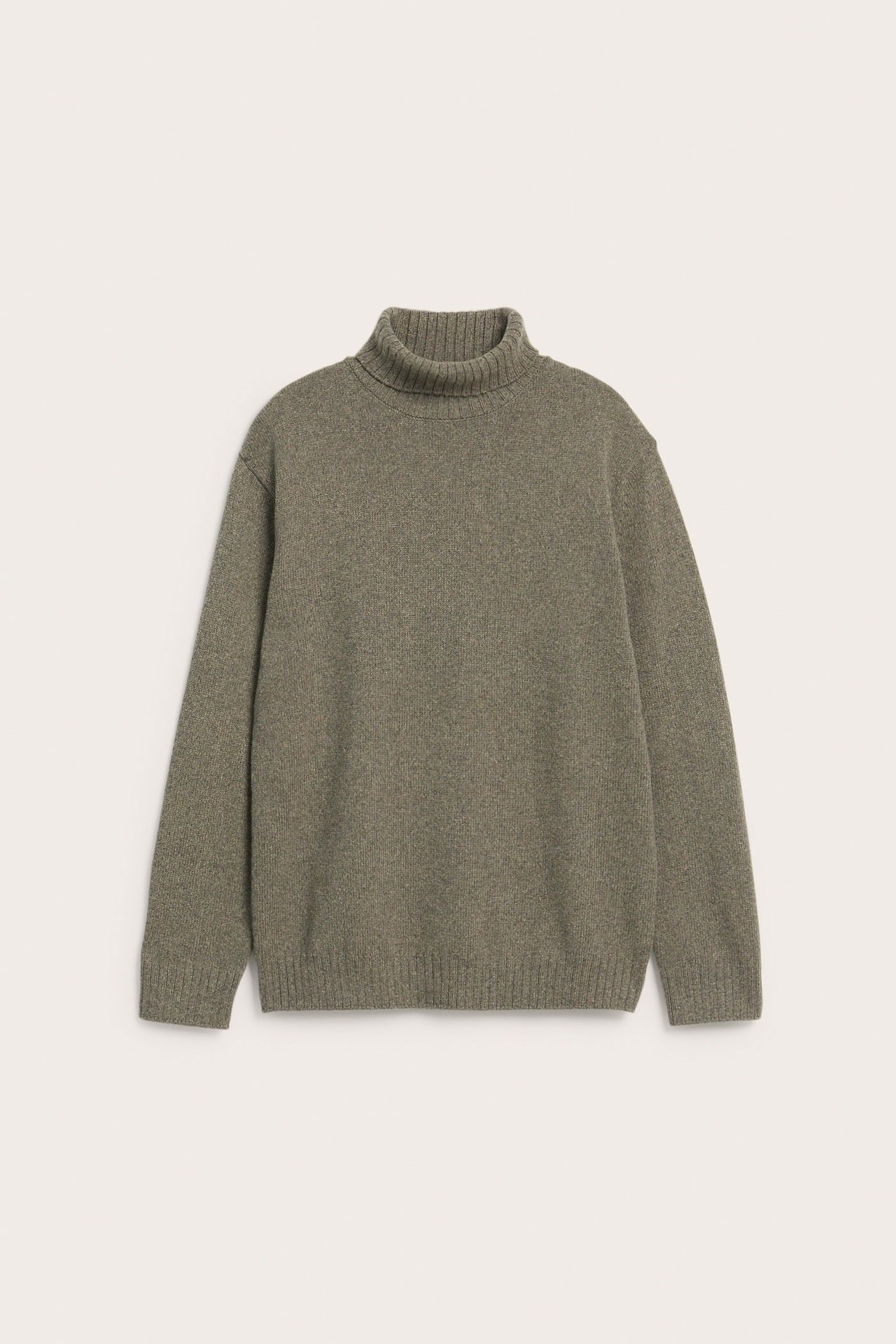 Framifrån, en melerad grönbrun stickad polotröja för män.