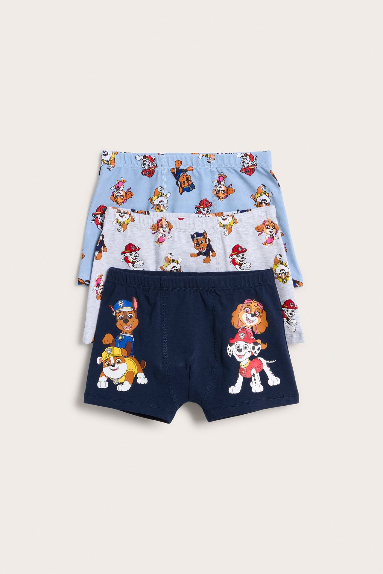 Edestä näkymä kolmen pakkauksen lasten Ryhmä Hau -boksereista: tummansininen, vaaleanharmaa ja vaaleansininen.