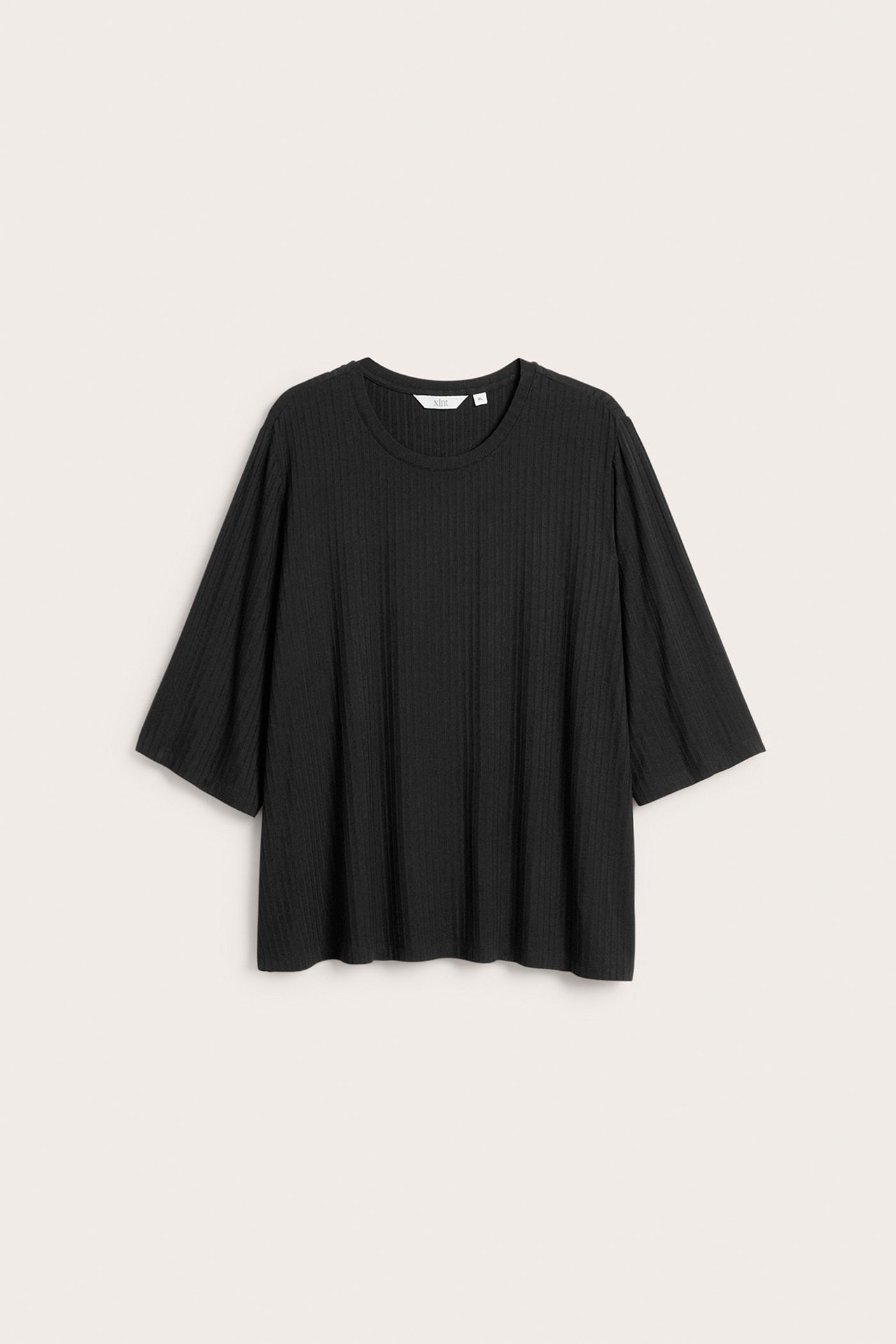 Widok z przodu czarnego, prążkowanego topu z mieszanki wiskozy z rękawami 3/4.