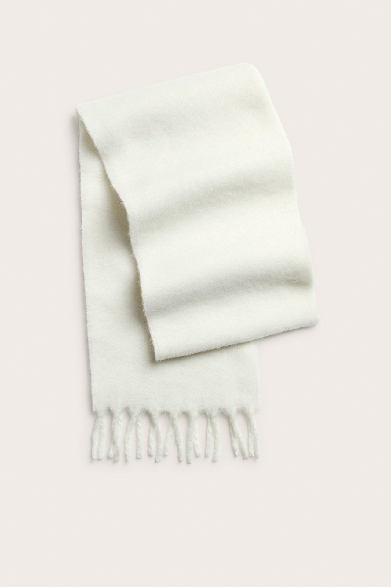 Uppifrån-vy av en vikt vit polyesterhalsduk med fransar.